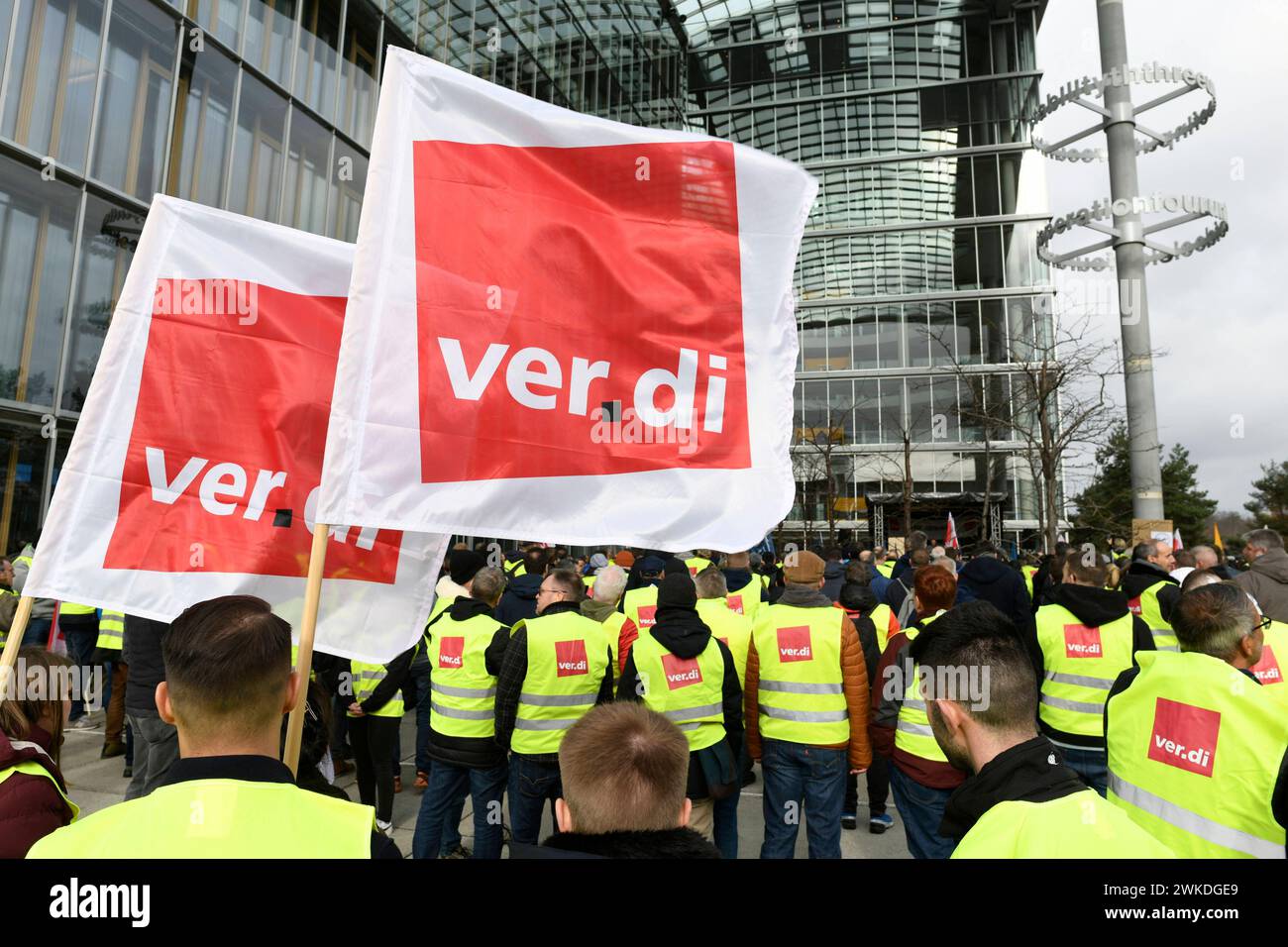 Heute ist Streiktag 20.02.2024 Vereinigte Dienstleistungsgewerkschaft VERDI ruft bundesweit für Dienstag bis Mittwoch 20./21.02.2024 zu Warnstreik auf. Kundgebung und Demonstration um Terminal 1 am Dienstag des Bodenpersonals am Flughafen Frankfurt für Lohnerhöhung und Inflationsausgleich Frankfurt Main Hessen Deutschland *** oggi è il giorno dello sciopero 20 02 2024 United Services Union VERDI chiede uno sciopero nazionale di allerta da martedì a mercoledì 20 21 02 2024 raduno e dimostrazione intorno terminal 1 martedì del personale di terra dell'aeroporto di Francoforte per l'aumento salariale e la compensazione dell'inflazione fra Foto Stock