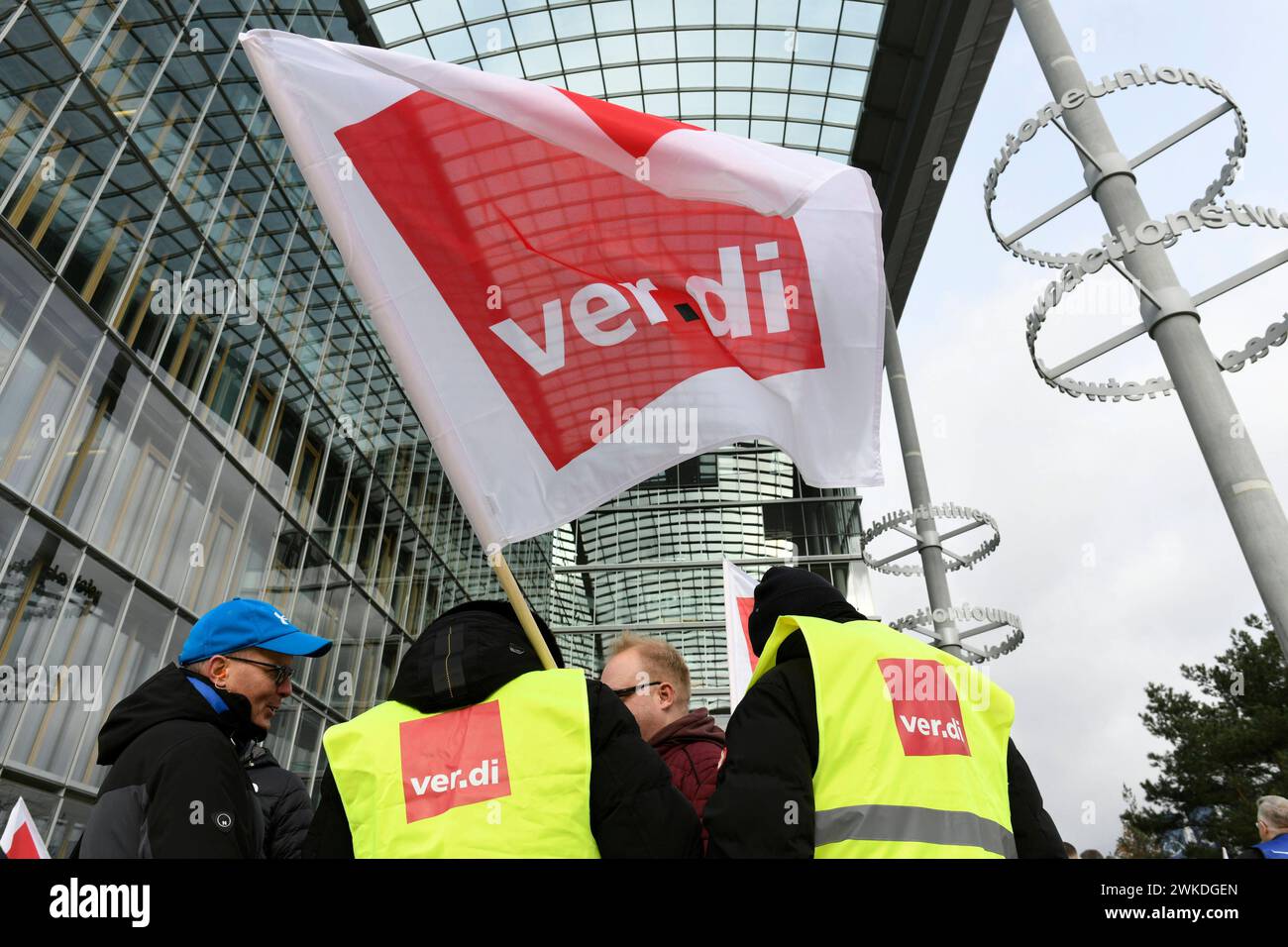 Heute ist Streiktag 20.02.2024 Vereinigte Dienstleistungsgewerkschaft VERDI ruft bundesweit für Dienstag bis Mittwoch 20./21.02.2024 zu Warnstreik auf. Kundgebung und Demonstration um Terminal 1 am Dienstag des Bodenpersonals am Flughafen Frankfurt für Lohnerhöhung und Inflationsausgleich Frankfurt Main Hessen Deutschland *** oggi è il giorno dello sciopero 20 02 2024 United Services Union VERDI chiede uno sciopero nazionale di allerta da martedì a mercoledì 20 21 02 2024 raduno e dimostrazione intorno terminal 1 martedì del personale di terra dell'aeroporto di Francoforte per l'aumento salariale e la compensazione dell'inflazione fra Foto Stock