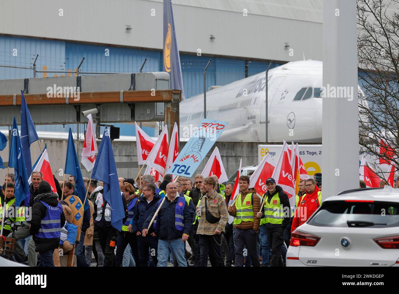 Heute ist Streiktag 20.02.2024 Vereinigte Dienstleistungsgewerkschaft VERDI ruft bundesweit für Dienstag bis Mittwoch 20./21.02.2024 zu Warnstreik auf. Kundgebung und Demonstration um Terminal 1 am Dienstag des Bodenpersonals am Flughafen Frankfurt für Lohnerhöhung und Inflationsausgleich Frankfurt Main Hessen Deutschland *** oggi è il giorno dello sciopero 20 02 2024 United Services Union VERDI chiede uno sciopero nazionale di allerta da martedì a mercoledì 20 21 02 2024 raduno e dimostrazione intorno terminal 1 martedì del personale di terra dell'aeroporto di Francoforte per l'aumento salariale e la compensazione dell'inflazione fra Foto Stock