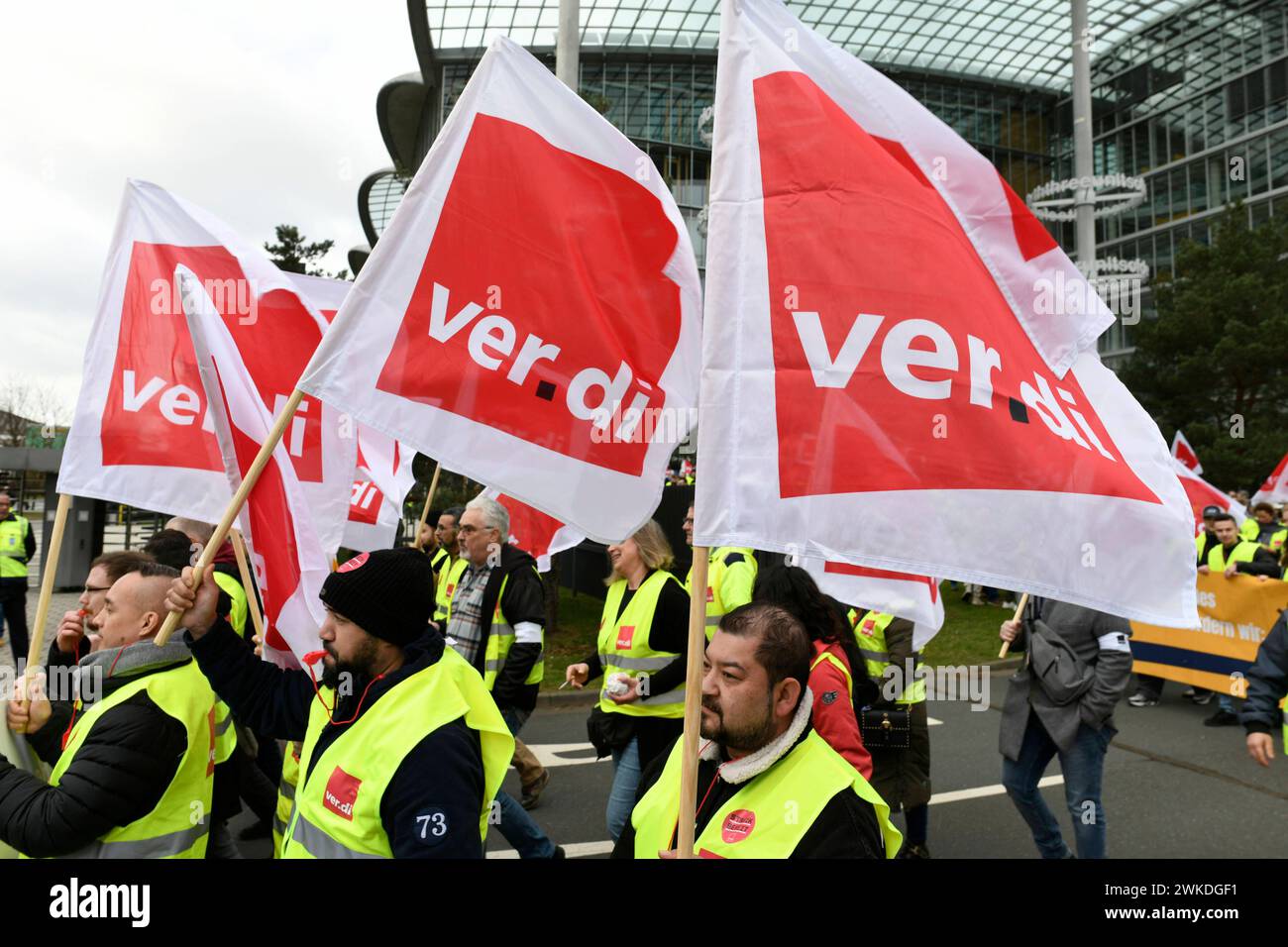 Heute ist Streiktag 20.02.2024 Vereinigte Dienstleistungsgewerkschaft VERDI ruft bundesweit für Dienstag bis Mittwoch 20./21.02.2024 zu Warnstreik auf. Kundgebung und Demonstration um Terminal 1 am Dienstag des Bodenpersonals am Flughafen Frankfurt für Lohnerhöhung und Inflationsausgleich Frankfurt Main Hessen Deutschland *** oggi è il giorno dello sciopero 20 02 2024 United Services Union VERDI chiede uno sciopero nazionale di allerta da martedì a mercoledì 20 21 02 2024 raduno e dimostrazione intorno terminal 1 martedì del personale di terra dell'aeroporto di Francoforte per l'aumento salariale e la compensazione dell'inflazione fra Foto Stock