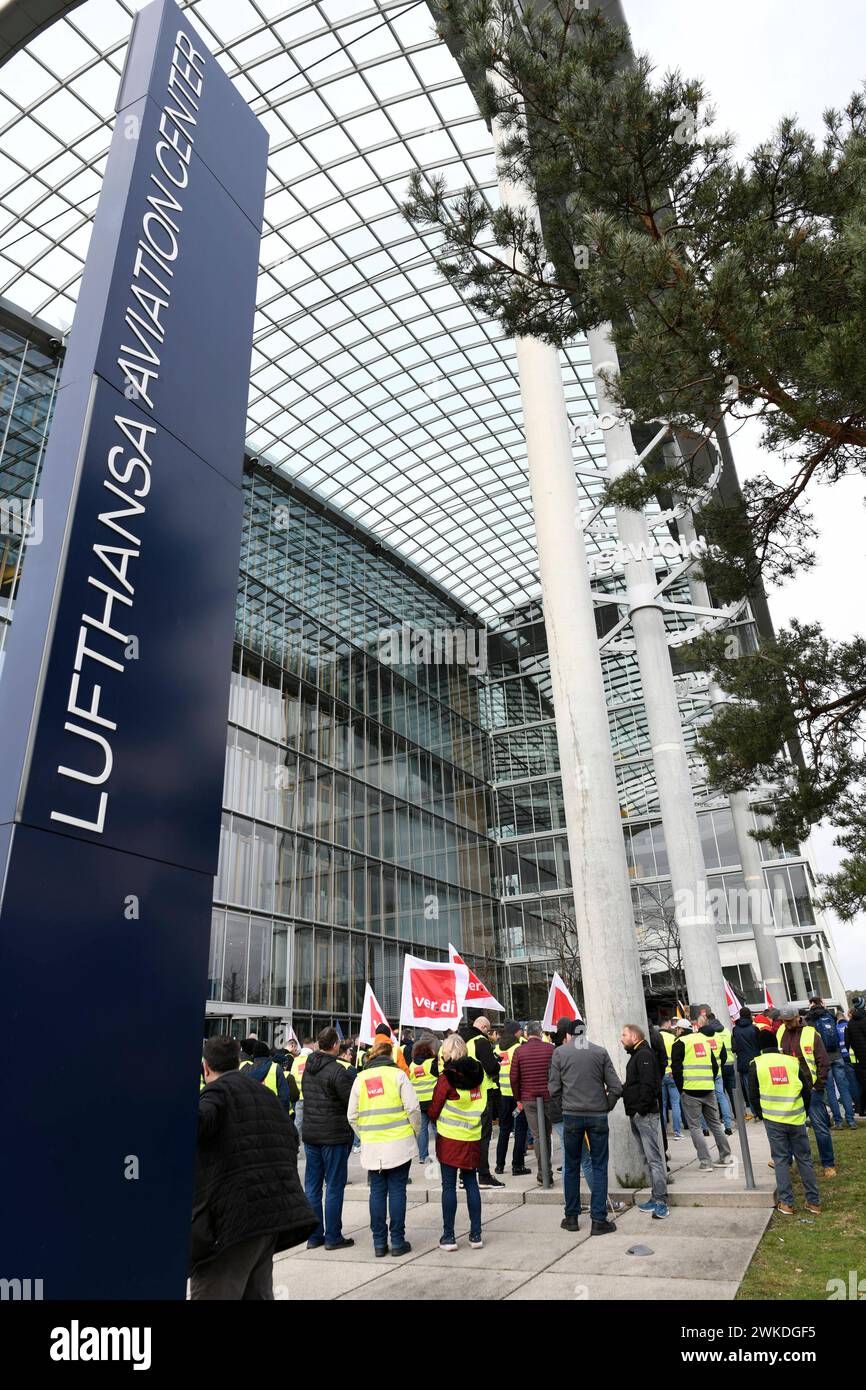 Heute ist Streiktag 20.02.2024 Vereinigte Dienstleistungsgewerkschaft VERDI ruft bundesweit für Dienstag bis Mittwoch 20./21.02.2024 zu Warnstreik auf. Kundgebung und Demonstration um Terminal 1 am Dienstag des Bodenpersonals am Flughafen Frankfurt für Lohnerhöhung und Inflationsausgleich Frankfurt Main Hessen Deutschland *** oggi è il giorno dello sciopero 20 02 2024 United Services Union VERDI chiede uno sciopero nazionale di allerta da martedì a mercoledì 20 21 02 2024 raduno e dimostrazione intorno terminal 1 martedì del personale di terra dell'aeroporto di Francoforte per l'aumento salariale e la compensazione dell'inflazione fra Foto Stock