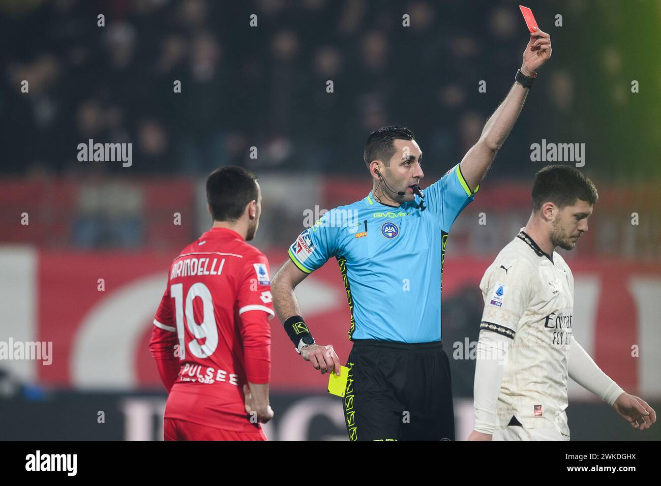 Monza, Italia. 18 febbraio 2024. L'arbitro Andrea Colombo mostra il cartellino rosso a Luka Jovic dell'AC Milan durante la partita di serie A tra AC Monza e AC Milan. Crediti: Nicolò campo/Alamy Live News Foto Stock