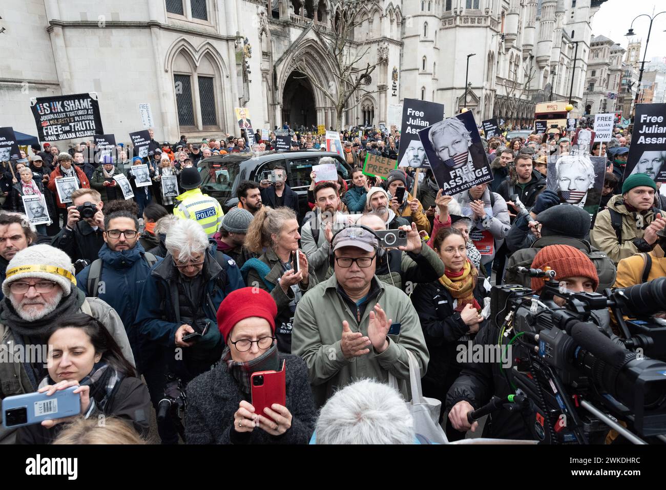 Londra, Regno Unito. 20 febbraio 2024. I sostenitori di Julian Assange si riuniscono al di fuori della Royal Courts of Justice mentre inizia l'udienza finale di appello per l'estradizione del fondatore di Wikileaks. Crediti: Ron Fassbender/Alamy Live News Foto Stock