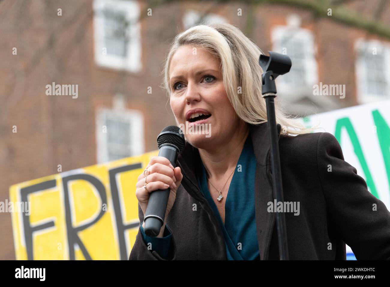Londra, Regno Unito. 20 febbraio 2024. Jennifer Robinson, avvocato di Julian Assange, si rivolge ai sostenitori del signor Assange al di fuori della Royal Courts of Justice mentre inizia l'udienza finale di appello per l'estradizione del fondatore di Wikileaks. Crediti: Ron Fassbender/Alamy Live News Foto Stock