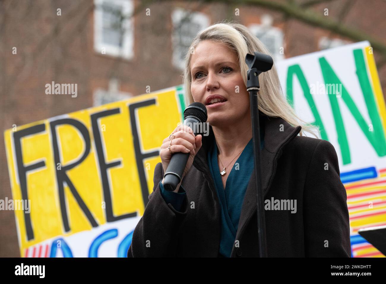 Londra, Regno Unito. 20 febbraio 2024. Jennifer Robinson, avvocato di Julian Assange, si rivolge ai sostenitori del signor Assange al di fuori della Royal Courts of Justice mentre inizia l'udienza finale di appello per l'estradizione del fondatore di Wikileaks. Crediti: Ron Fassbender/Alamy Live News Foto Stock