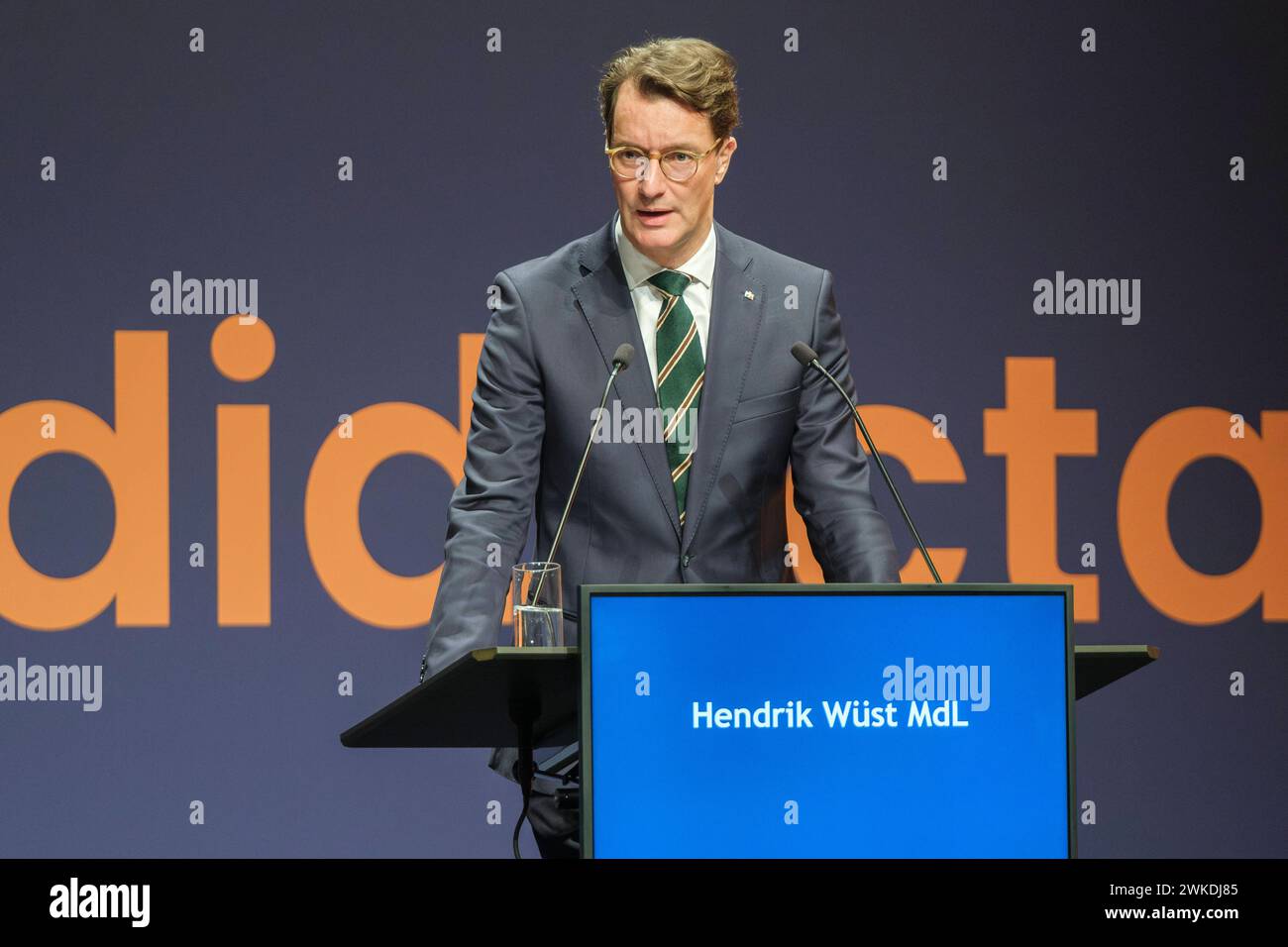 DIDACTA, Die Bildungsmesse in der Kölnmesse. Hendrik Wüst, Ministerpräsident des Landes Nordrhein-Westfalen bei der Eröffnungsrede *** DIDACTA, la fiera dell'educazione presso il centro espositivo di Colonia. Hendrik Wüst, Ministro Presidente dello Stato della Renania settentrionale-Vestfalia al discorso di apertura Nordrhein-Westfalen Deutschland, Germania GMS10612 Foto Stock