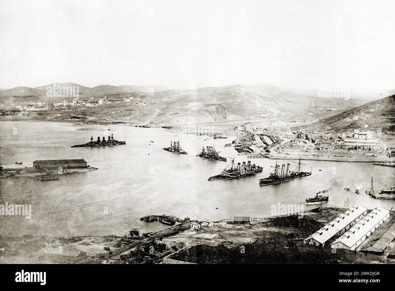 BATTAGLIA DI PORT ARTHUR FEBBRAIO 1904. Foto della Marina Giapponese dal 1905 Gold Hill nel 1905 che mostra le navi russe sunkenen. Foto Stock