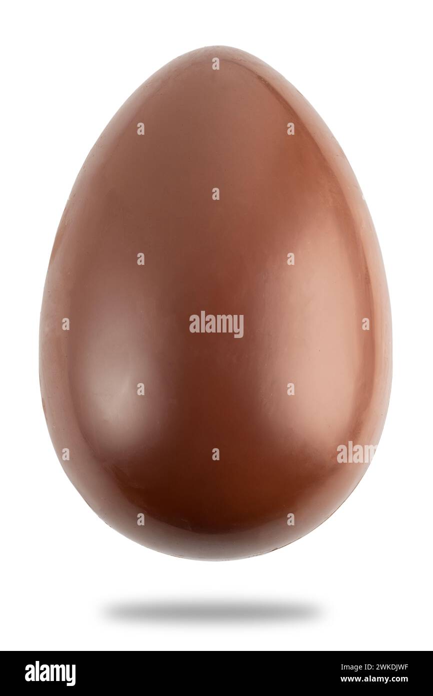 Uovo di cioccolato pasquale isolato su bianco con percorso di ritaglio incluso Foto Stock