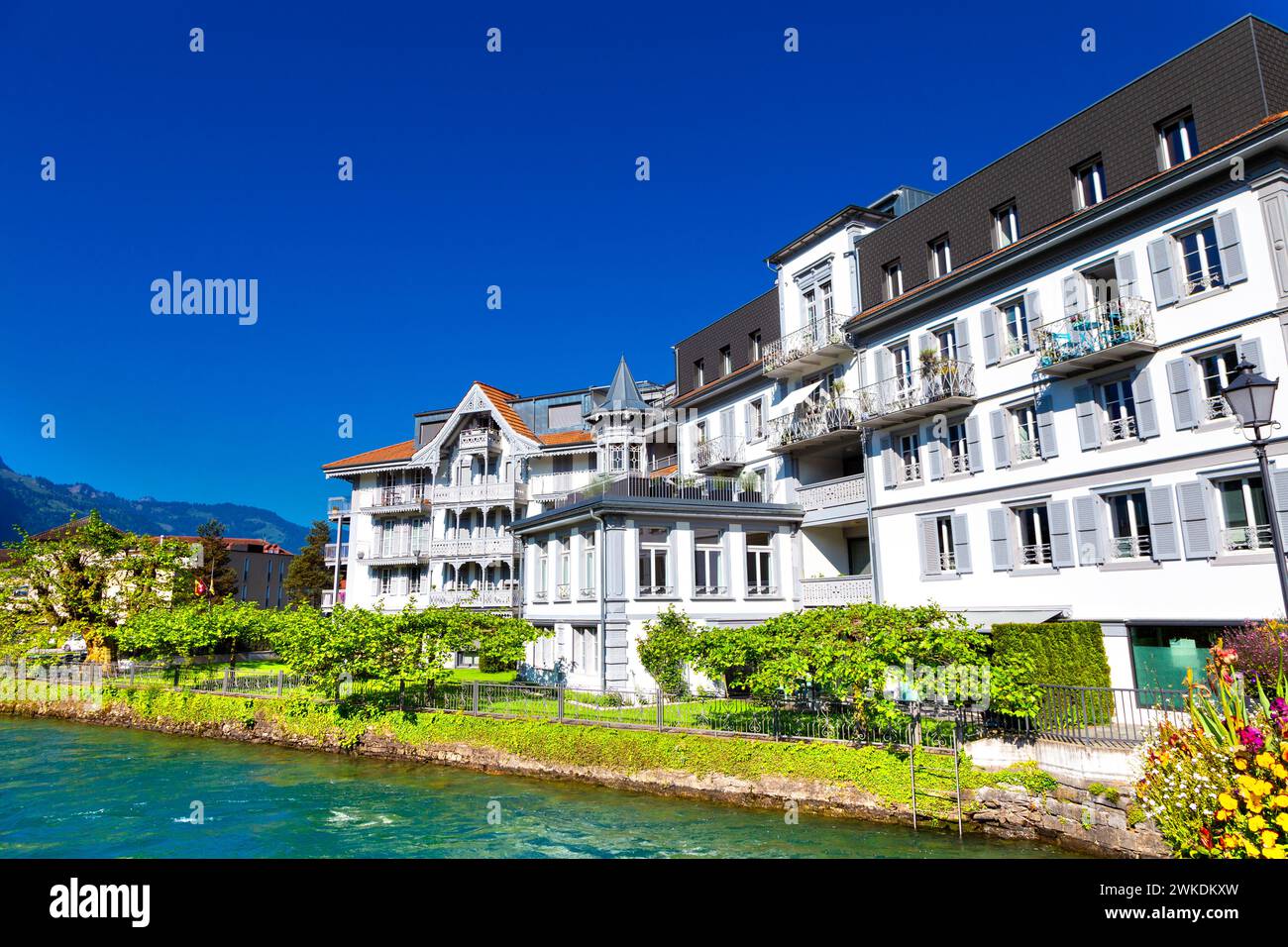 Case sul lungofiume dell'Aare, Unterseen, Svizzera Foto Stock
