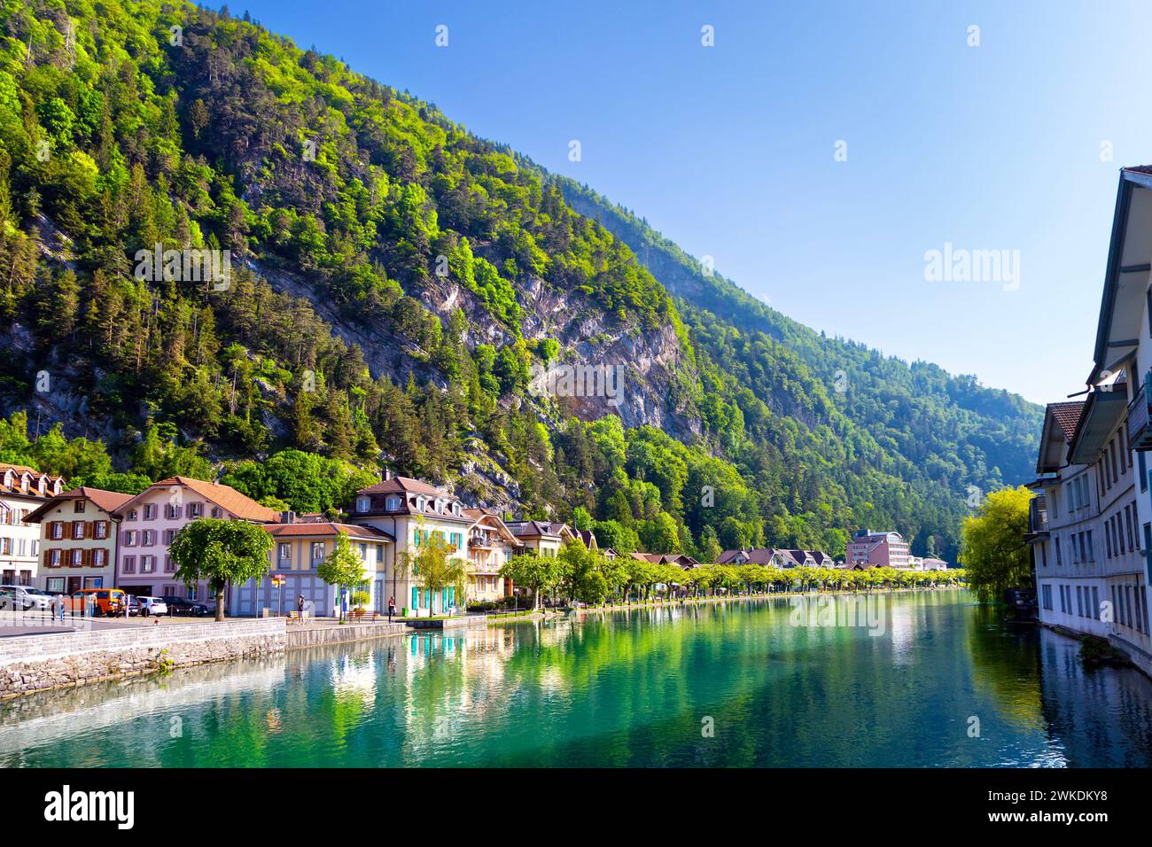 Case sul lungofiume dell'Aare, Unterseen e Interlaken, Svizzera Foto Stock