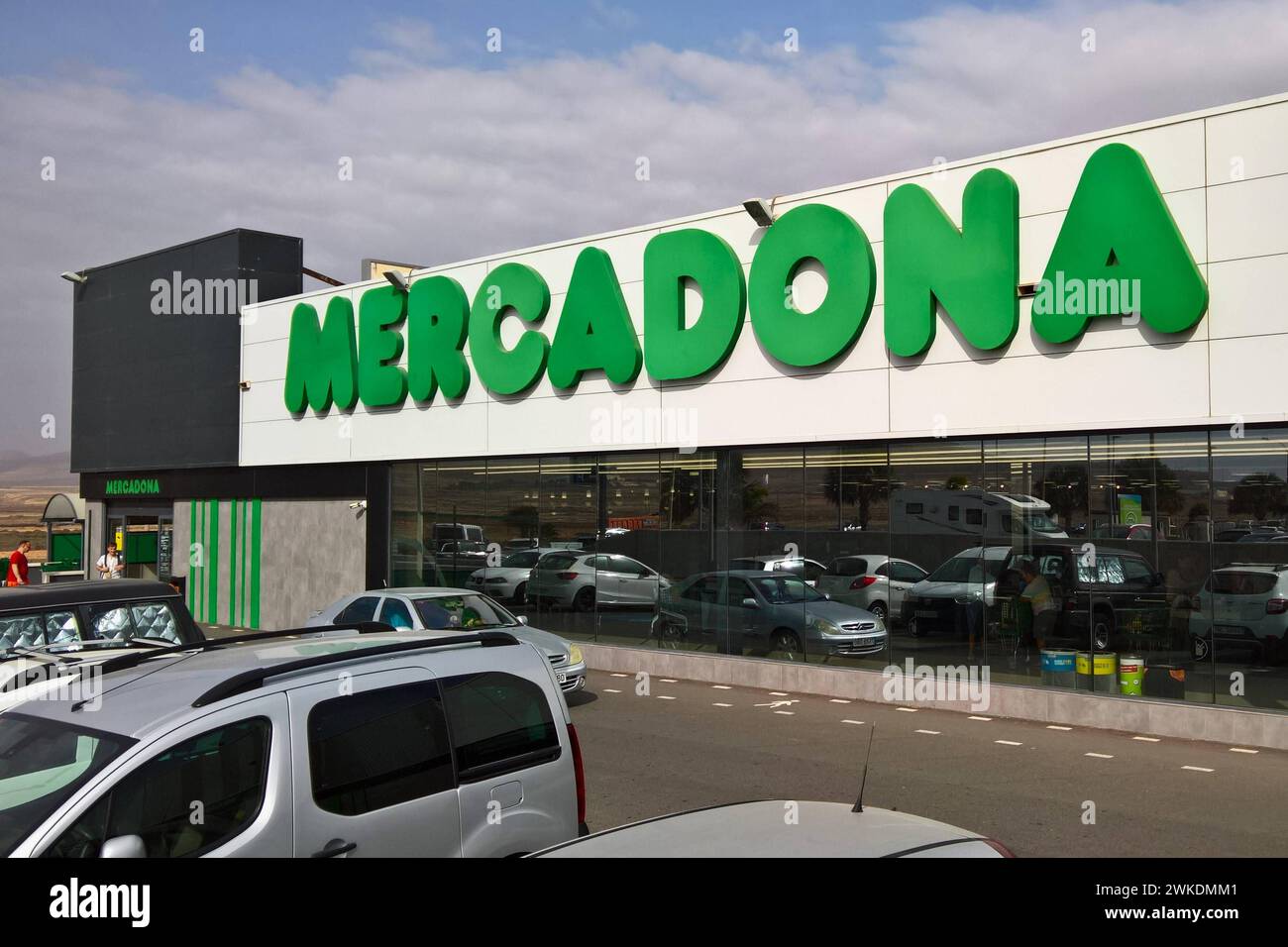 Mercadona S.A. ist die grösste Supermarktkette in spagnolo, der Hauptsitz befindet sich a Valencia. In den Märkten und im Internet vertreibt das Unternehmen Lebensmittel und Güter des täglichen Bedarfs. DAS Unternehmen befindet sich a Familienbesitz. In allen Provinzen des Landes vertreten gibt es insgesamt 1636 Filialen - Stand Oktober 2020 - mit durchschnittlich 1300 Quadratmetern Verkaufsfläche. Der Marktanteil von Mercadona in Spanien liegt bei über 22 Prozent. Foto: Marcadona Supermercado - Supermarkt auf Fuerteventura, Kanarische Inseln *** Mercadona S A è la più grande catena di supermercati Foto Stock