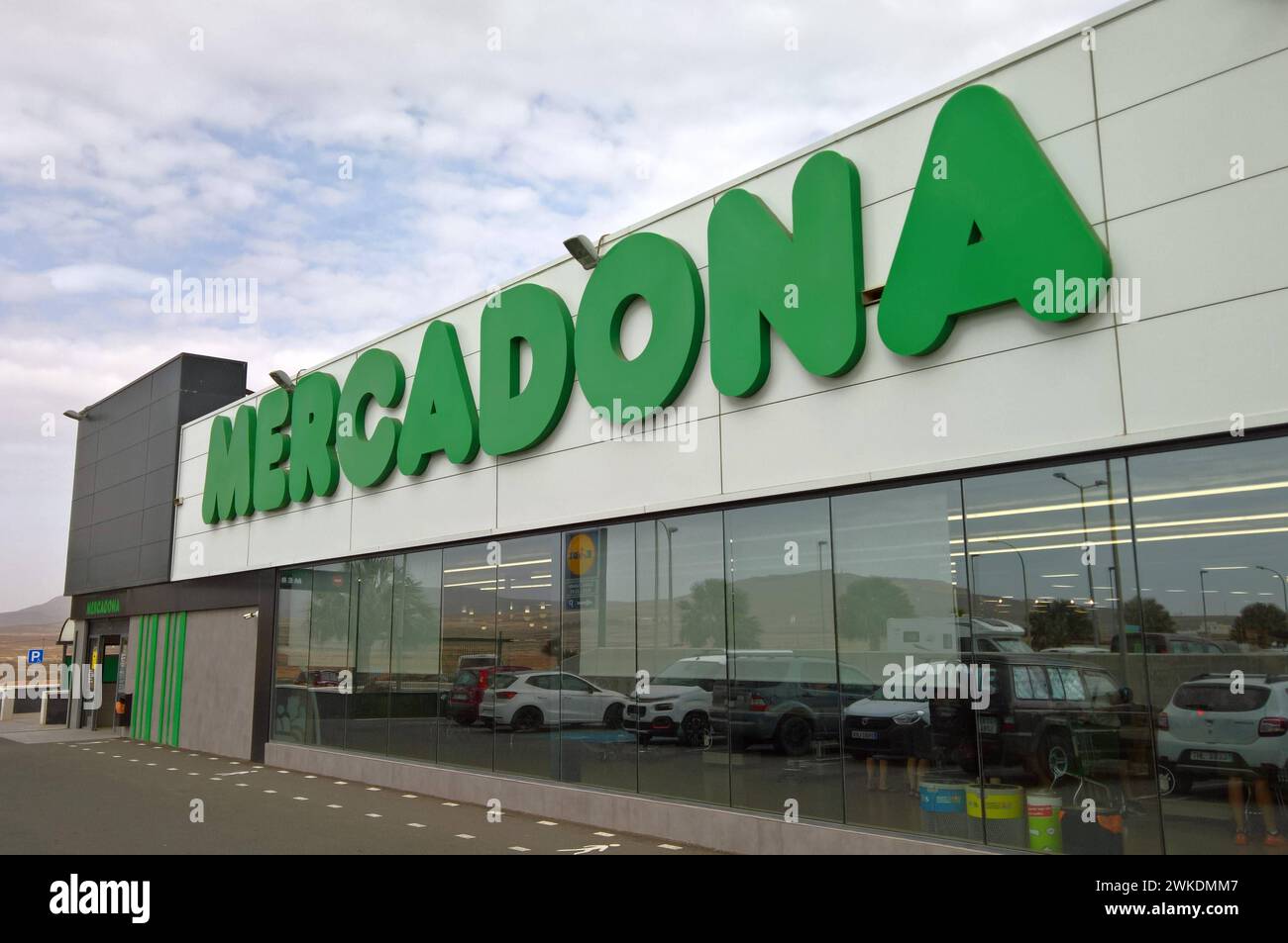 Mercadona S.A. ist die grösste Supermarktkette in spagnolo, der Hauptsitz befindet sich a Valencia. In den Märkten und im Internet vertreibt das Unternehmen Lebensmittel und Güter des täglichen Bedarfs. DAS Unternehmen befindet sich a Familienbesitz. In allen Provinzen des Landes vertreten gibt es insgesamt 1636 Filialen - Stand Oktober 2020 - mit durchschnittlich 1300 Quadratmetern Verkaufsfläche. Der Marktanteil von Mercadona in Spanien liegt bei über 22 Prozent. Foto: Marcadona Supermercado - Supermarkt auf Fuerteventura, Kanarische Inseln *** Mercadona S A è la più grande catena di supermercati Foto Stock