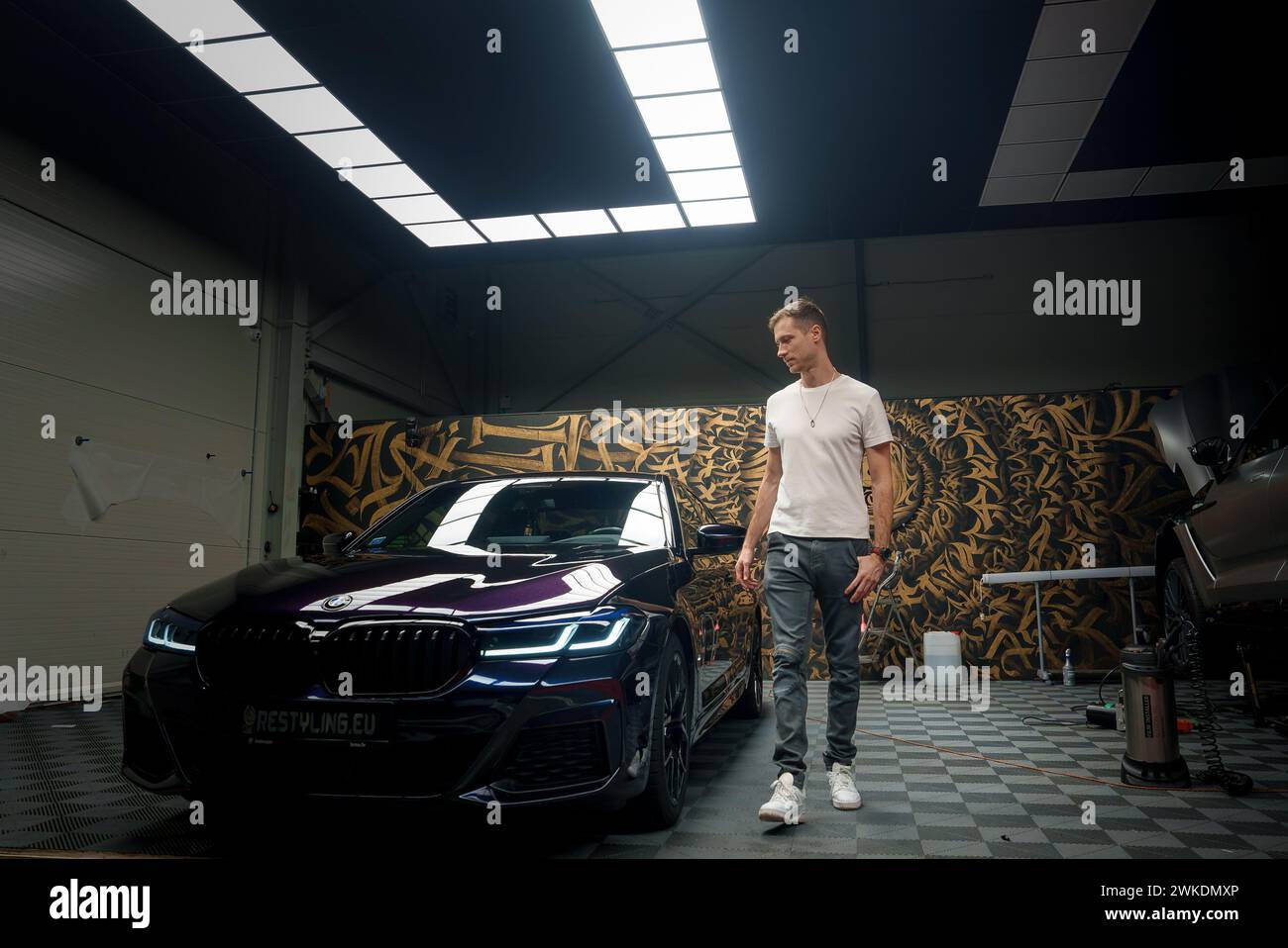 Scoprite la moderna BMW Tuning e personalizzazione presso l'European Garage Hub. Foto Stock