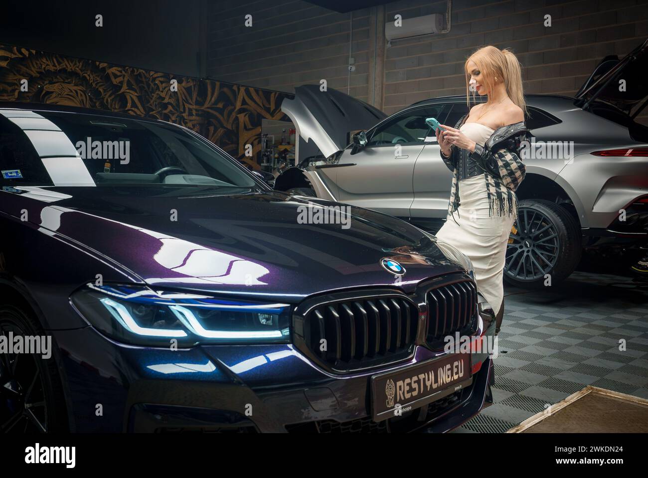 Personalizzazione BMW di alto livello presso il City Garage di un meccanico elegante Foto Stock