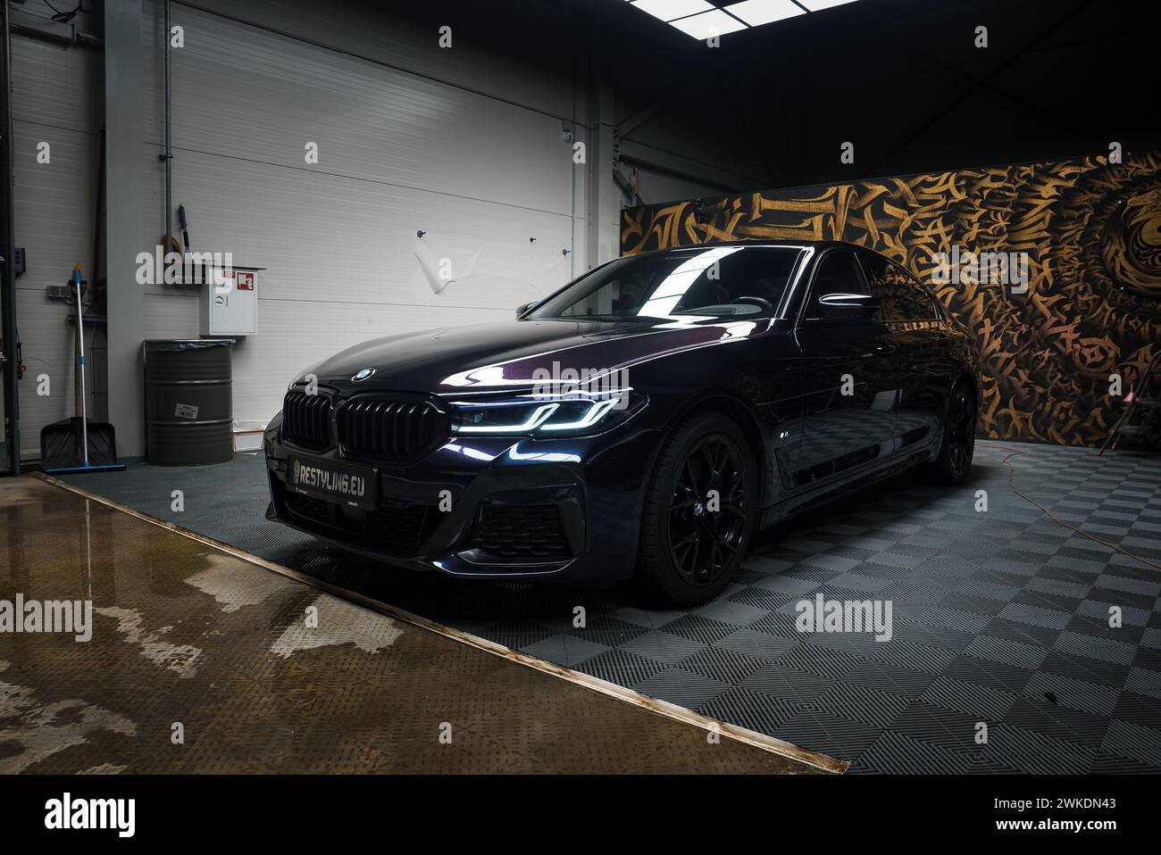 Modello BMW ad alte prestazioni in Urban Tuning Garage con decorazioni Graffiti Foto Stock