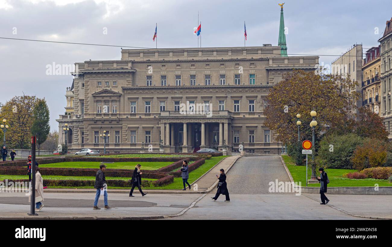 Belgrado, Serbia - 24 novembre 2023: Palazzo Vecchio del Municipio a Dragoslava Jovanovica Street Fall Day nella capitale. Foto Stock