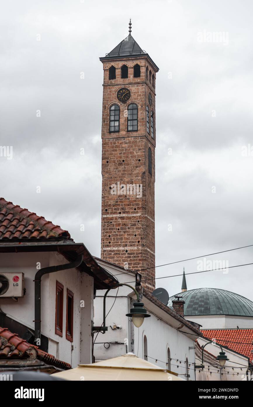 Sarajevo - BiH - 11 FEB 2024: Il Sarajevski Sahat Kula è una torre dell'orologio ottomana a Sarajevo, la capitale della Bosnia ed Erzegovina. Foto Stock