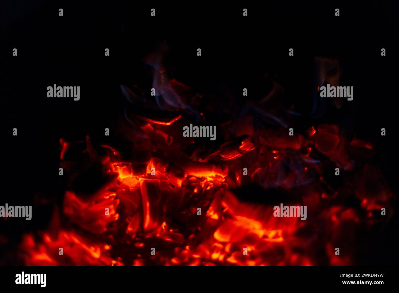 Bellissimi carboni con fuoco acceso di notte. Carbone su sfondo nero Foto Stock