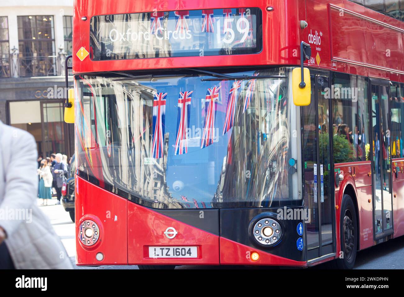 Le bandiere dell'Unione sono viste come Londra si prepara all'incoronazione di re Carlo III Foto Stock