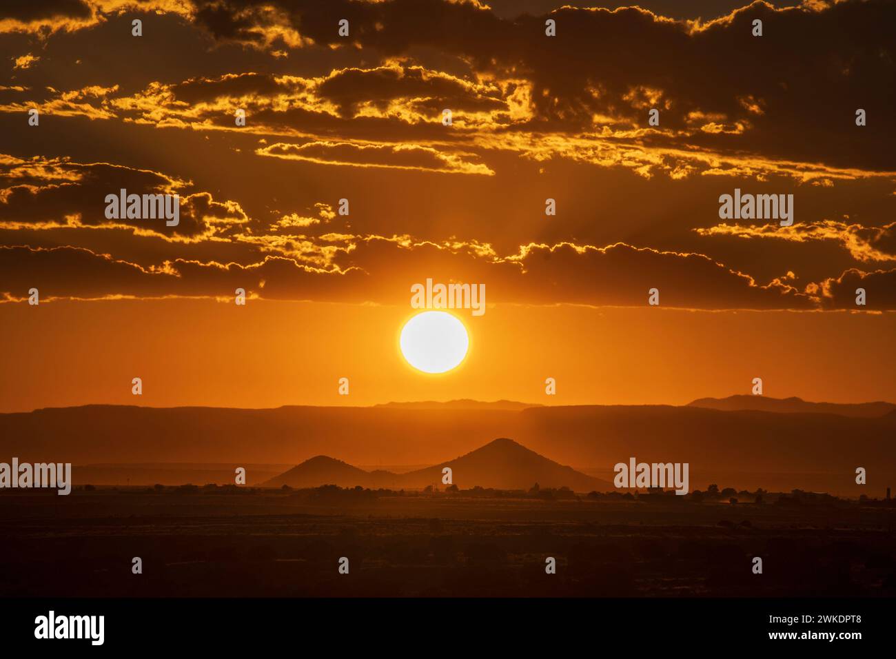 IL SOLE TRAMONTA SULL'ALTO DESERTO DA SANTA FE, NEW MEXICO, STATI UNITI Foto Stock
