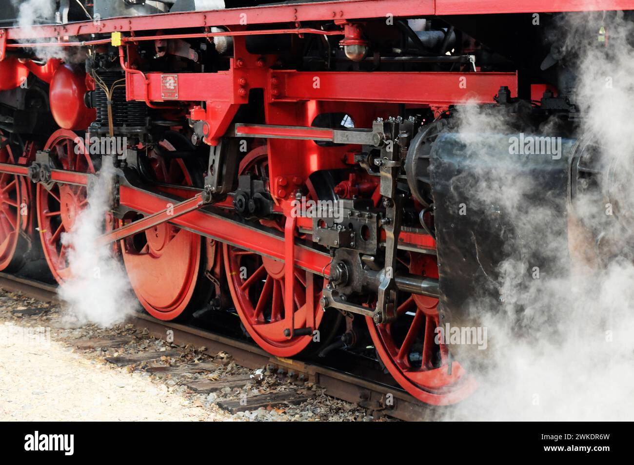 Dettaglio di una vecchia locomotiva a vapore nera e rossa dalla Germania è operato in giorni speciali sul binario da Beekbergen a Loenen nella Neth Foto Stock