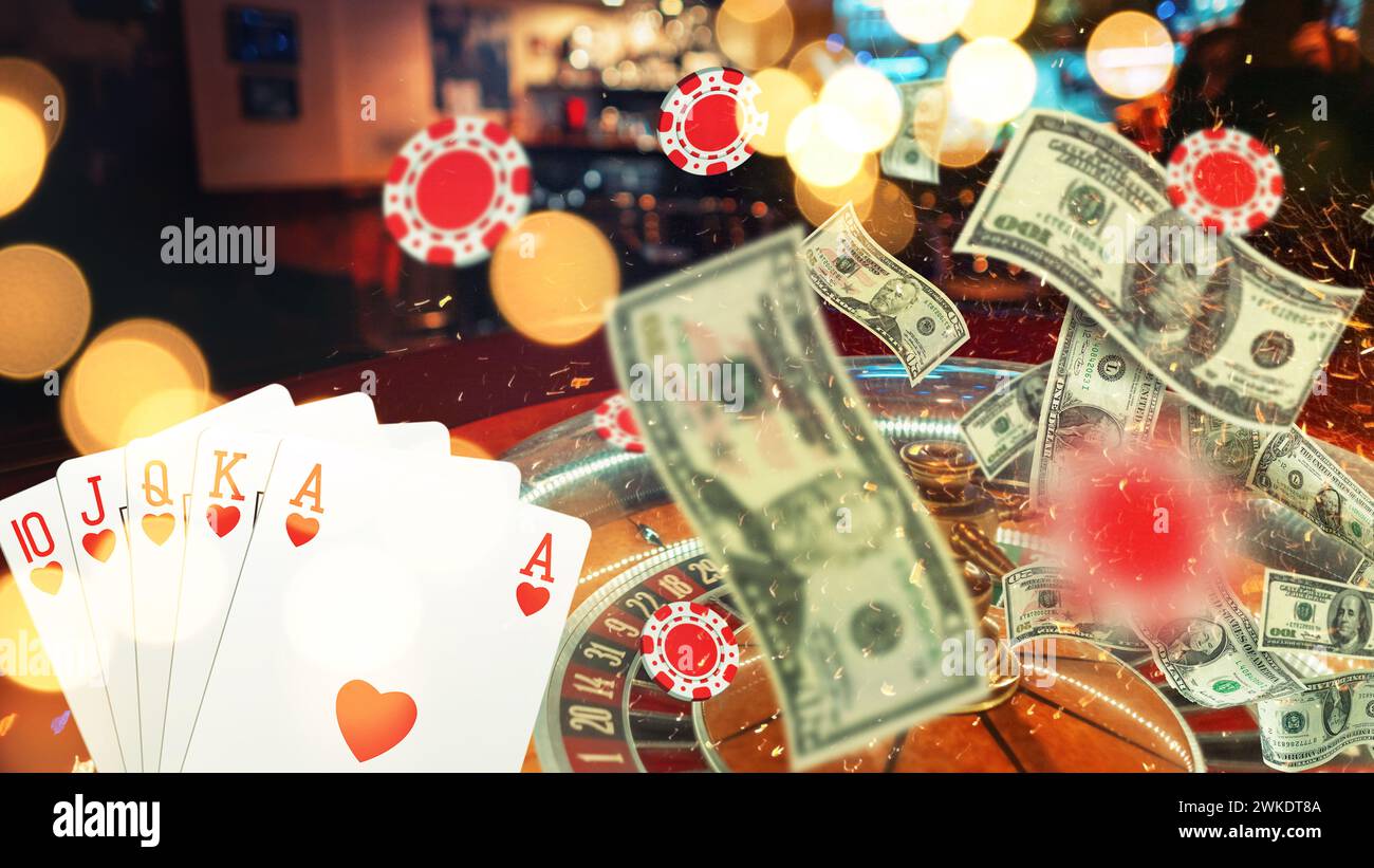 Casinò con roulette, carte da poker, patatine e soldi volano con scintille e idee creative. Casinò e gioco d'azzardo online creativo. Vincere, concetto Foto Stock