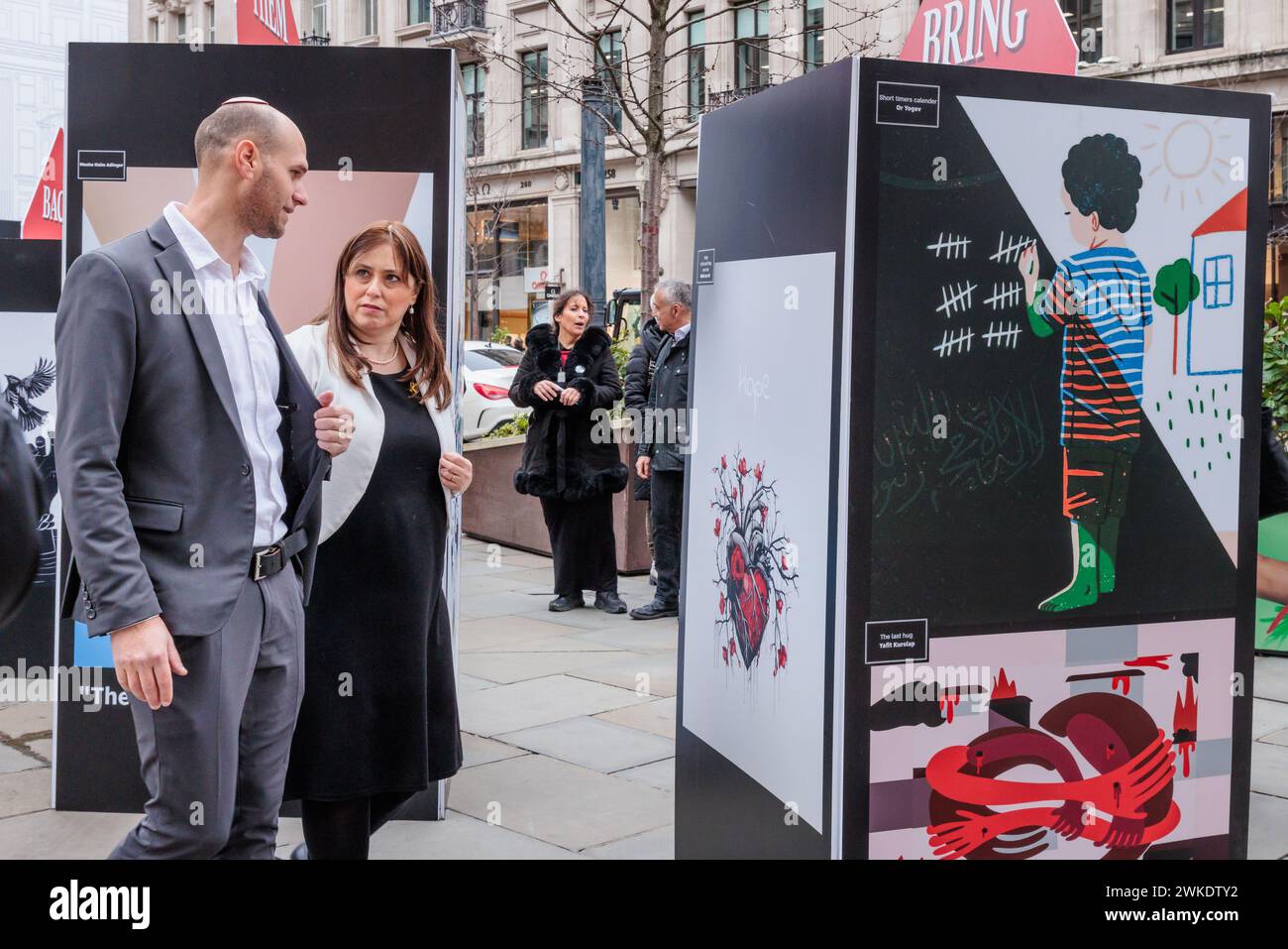 Oxford Circus, Londra, Regno Unito. 20 febbraio 2024. Matan Bar Noy, responsabile di WZO nel Regno Unito e in Europa, mostra Tzipi Hotovely, Ambasciatore israeliano nel Regno Unito, visita una mostra d'arte creata da artisti con sede in Israele a seguito degli orribili eventi del 7 ottobre. L’Organizzazione mondiale sionista (WZO) ha allestito una potente mostra che descrive il dolore collettivo del popolo israeliano dopo le atrocità commesse dall’organizzazione terroristica Hamas e illustra i molti aspetti del dolore e delle preoccupazioni che circondano coloro che sono stati rapiti e uccisi. Foto di Amanda Rose/Alamy Live News Foto Stock