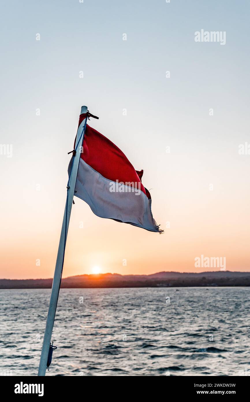 Vista dal traghetto con bandiera indonesiana, Kupang East Nusa Tenggara, Indonesia Foto Stock