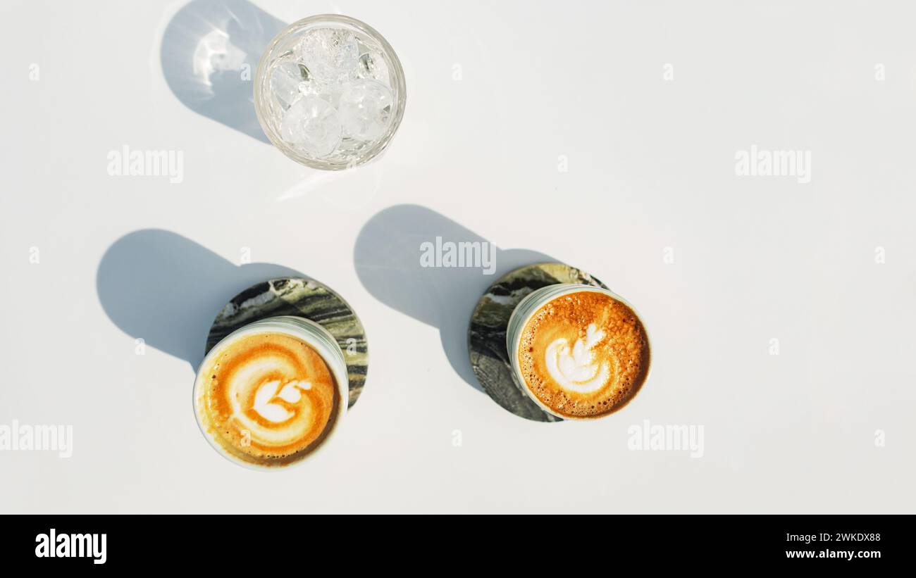 Delizioso caffè aromatico in tazze d'epoca si erge su un tavolo bianco in una giornata di sole, vista dall'alto Foto Stock