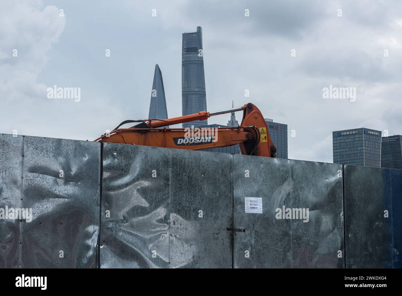 Shanghai, Cina - 31 agosto 2023: Lastre di ferro bloccano un cantiere, con la Shanghai Tower sullo sfondo Foto Stock