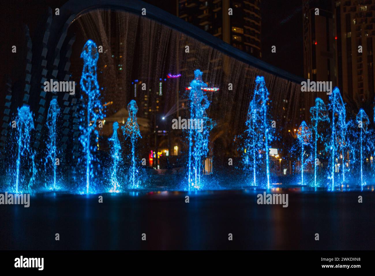 Fontana colorata con spruzzi di notte ad Abu Dhabi Foto Stock