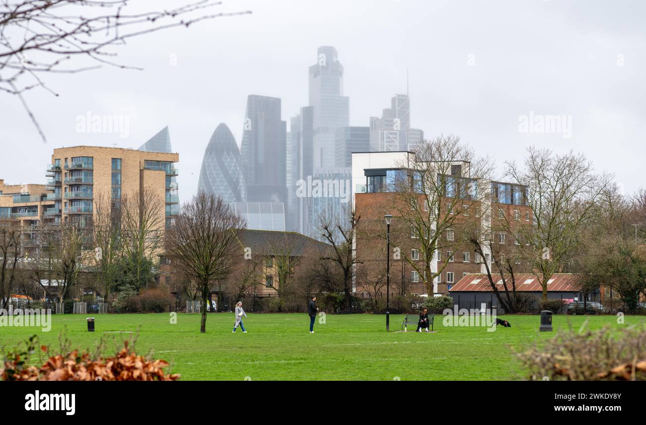 Londra. REGNO UNITO- 02.18.2024. Un parco ricreativo urbano con blocchi di appartamenti e grattacieli nella City di Londra sullo sfondo. Foto Stock
