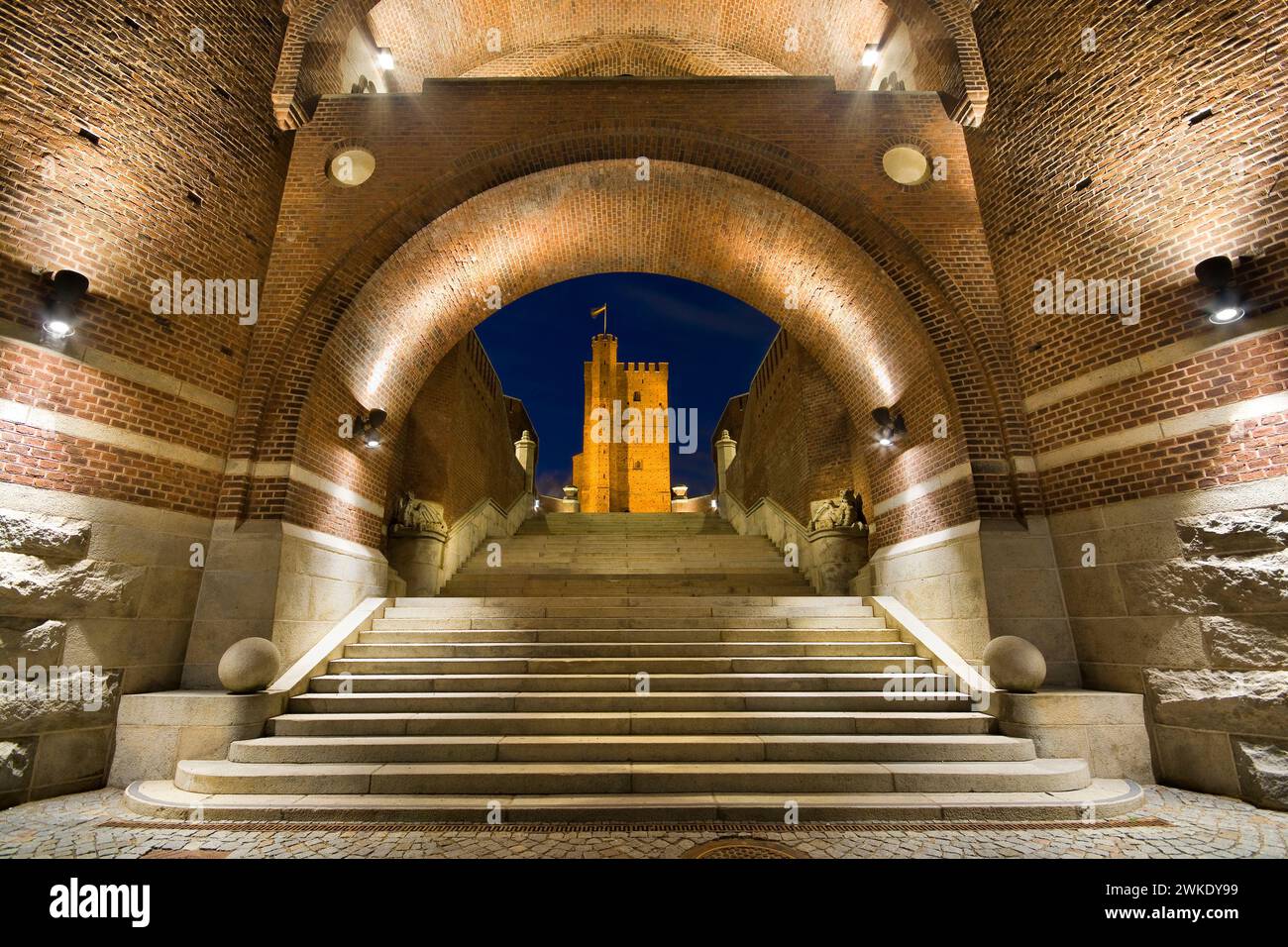 Vista notturna di Karnan - torre medievale a Helsingborg, Svezia Foto Stock