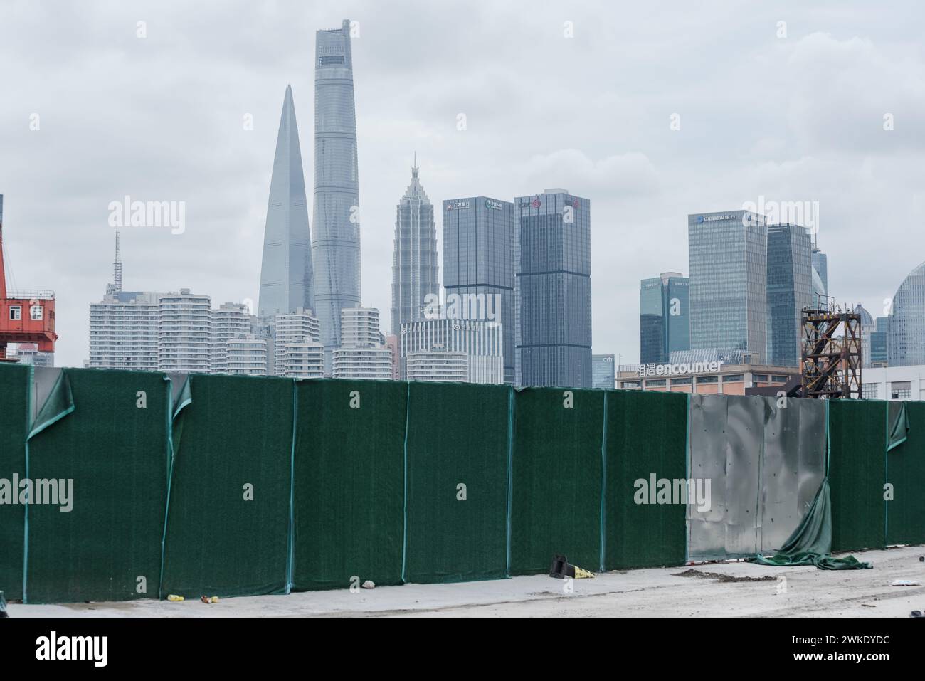 Shanghai, Cina - 31 agosto 2023: Lastre di ferro bloccano un cantiere, con la Shanghai Tower sullo sfondo Foto Stock
