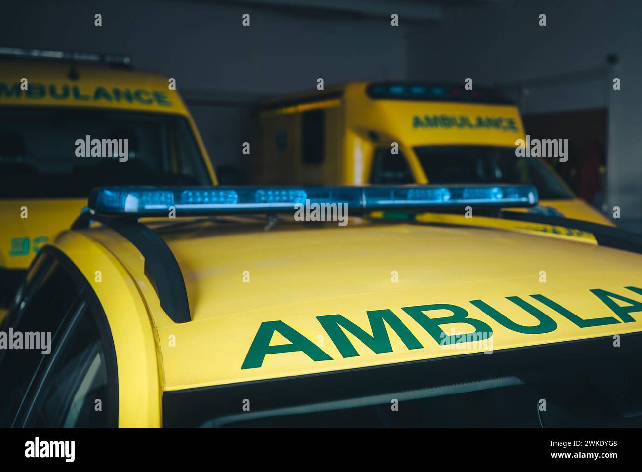 Auto di ambulanza pronte per la risposta in stazione di servizio medico di emergenza. Foto Stock