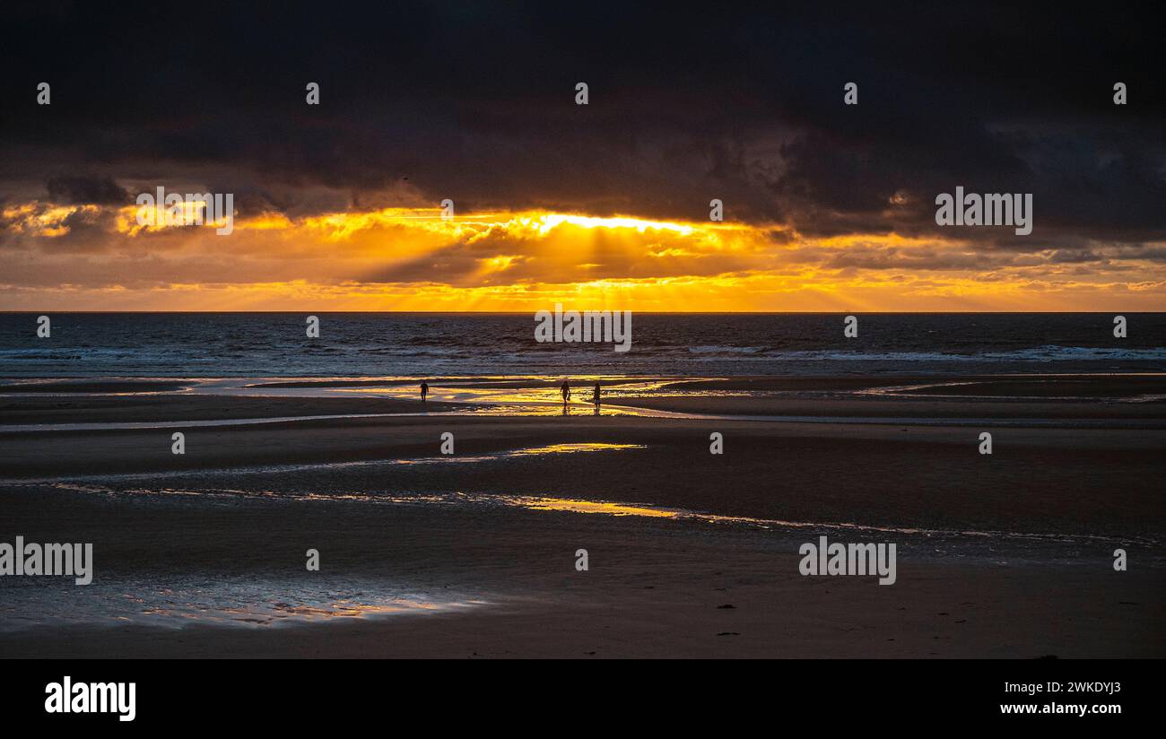 Gli ultimi raggi di sole che arrivano attraverso le nuvole sulla spiaggia di Blackpool Foto Stock