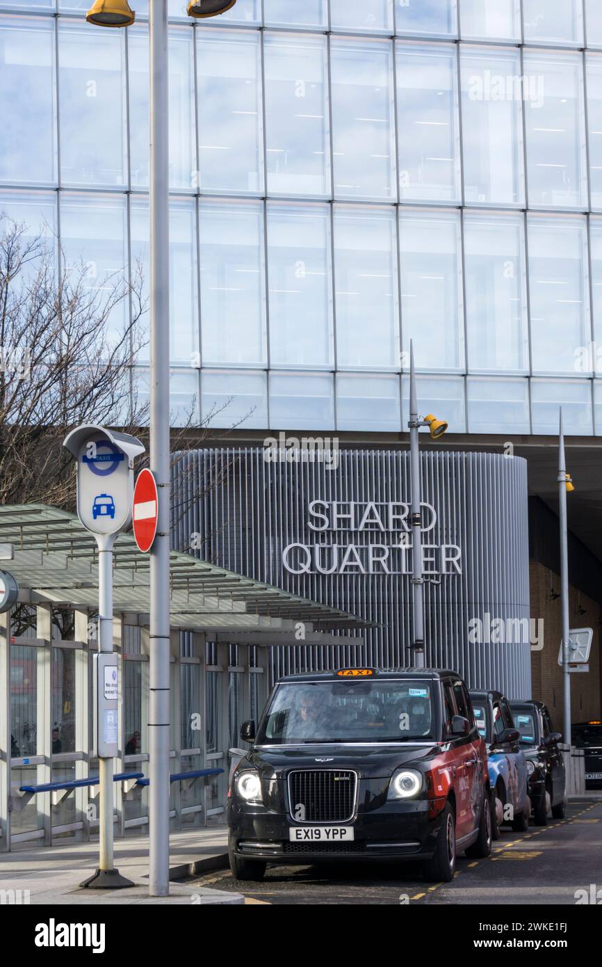 Un posteggio di taxi vicino allo Shard a Southwark, Londra, con un cartello per lo Shard Quarter. Foto Stock
