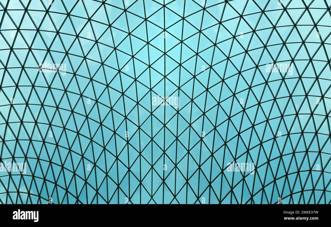 Vista interna del tetto a reticolo di vetro sulla Great Court nel British Museum, Londra, Inghilterra, Regno Unito Foto Stock