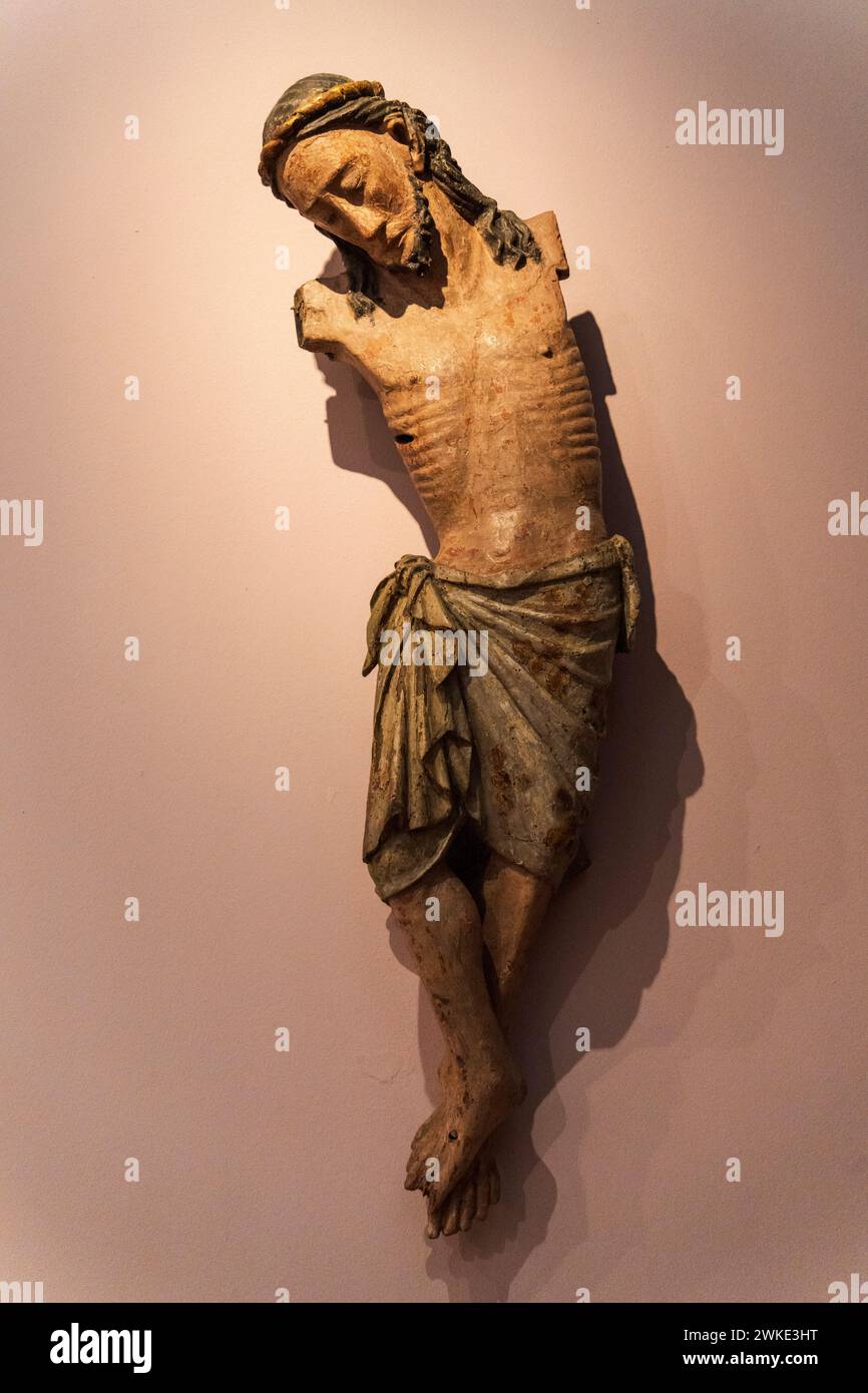 Gesù Cristo crocifisso, XIV secolo, legno intagliato e policromo, San Julian de Sojo, Museo Vitoria-Gasteiz di Arte Sacra, Cattedrale di María Inmaculada, Álava, Spagna. Foto Stock