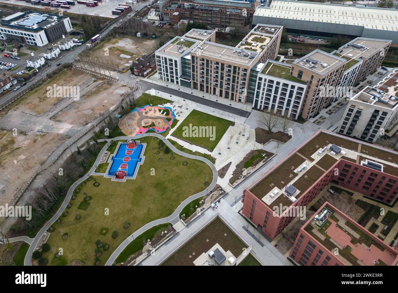 Perry Barr, Birmingham, 20 febbraio 2024. Il Consiglio comunale di Birmingham ha messo in vendita il mai finito Commonwealth Games Athletes Village in quanto cerca di raccogliere fondi pur essendo centinaia di milioni di sterline in debito. Il villaggio recintato, che si trova sulla vecchia terra della Birmingham City University (e conserva il pub universitario "Hare of the Dog", a North Birmingham non ha mai visto una persona dormire negli appartamenti che dovevano essere venduti ai residenti. Credito: Interrompi stampa Media/Alamy Live News Foto Stock
