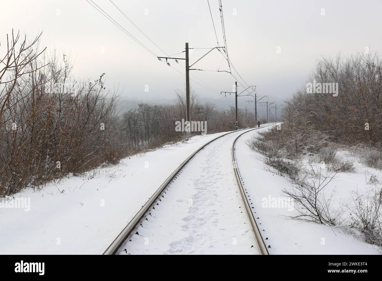 curva della ferrovia in una fredda giornata invernale Foto Stock