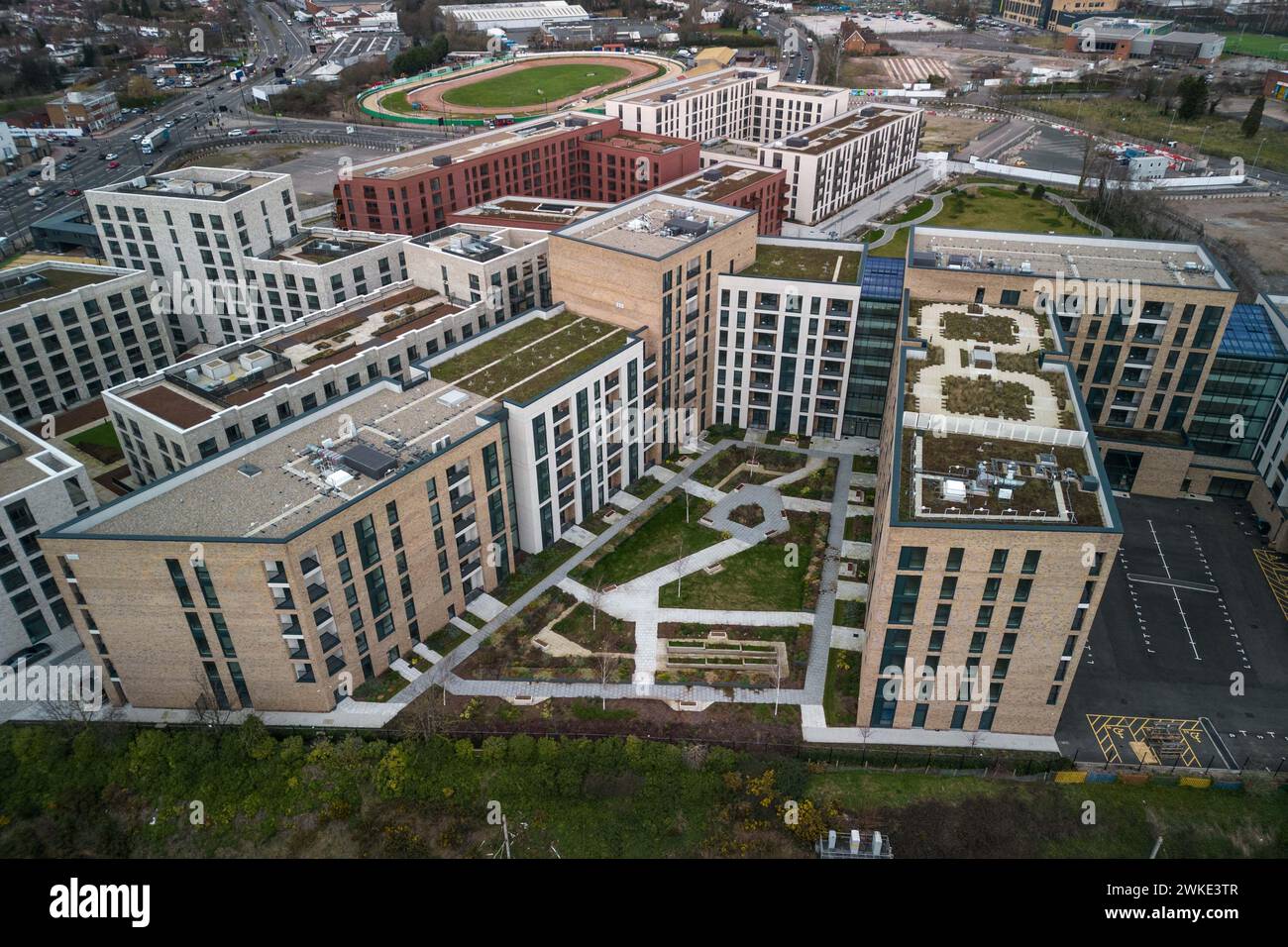 Perry Barr, Birmingham, 20 febbraio 2024. Il Consiglio comunale di Birmingham ha messo in vendita il mai finito Commonwealth Games Athletes Village in quanto cerca di raccogliere fondi pur essendo centinaia di milioni di sterline in debito. Il villaggio recintato, che si trova sulla vecchia terra della Birmingham City University (e conserva il pub universitario "Hare of the Dog", a North Birmingham non ha mai visto una persona dormire negli appartamenti che dovevano essere venduti ai residenti. Credito: Interrompi stampa Media/Alamy Live News Foto Stock