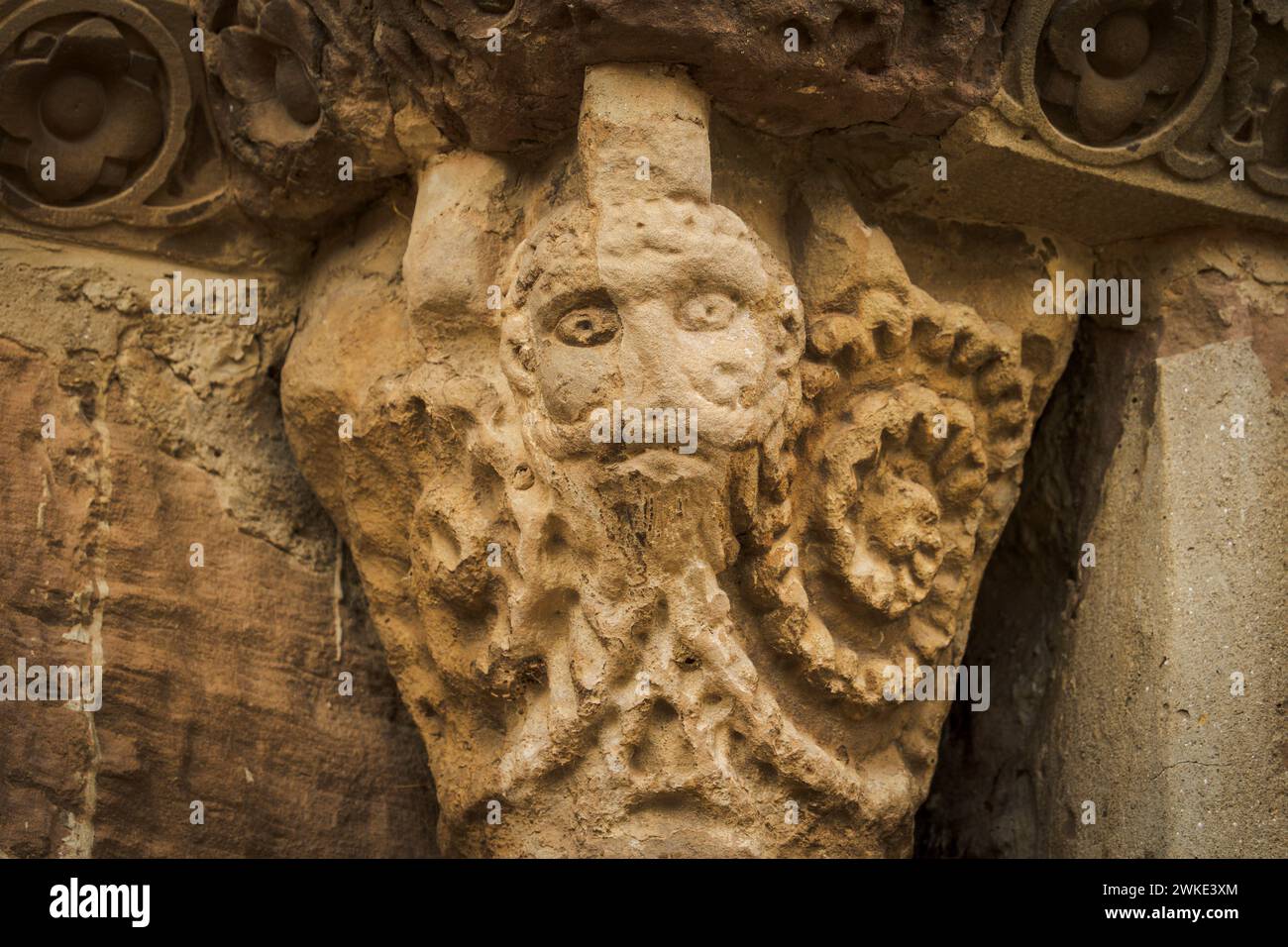 Chiesa di Santa Maria de Eunate , capitale figurativo romanico, XII secolo, Valle di Ilzarbe, Navarra, Spagna. Foto Stock