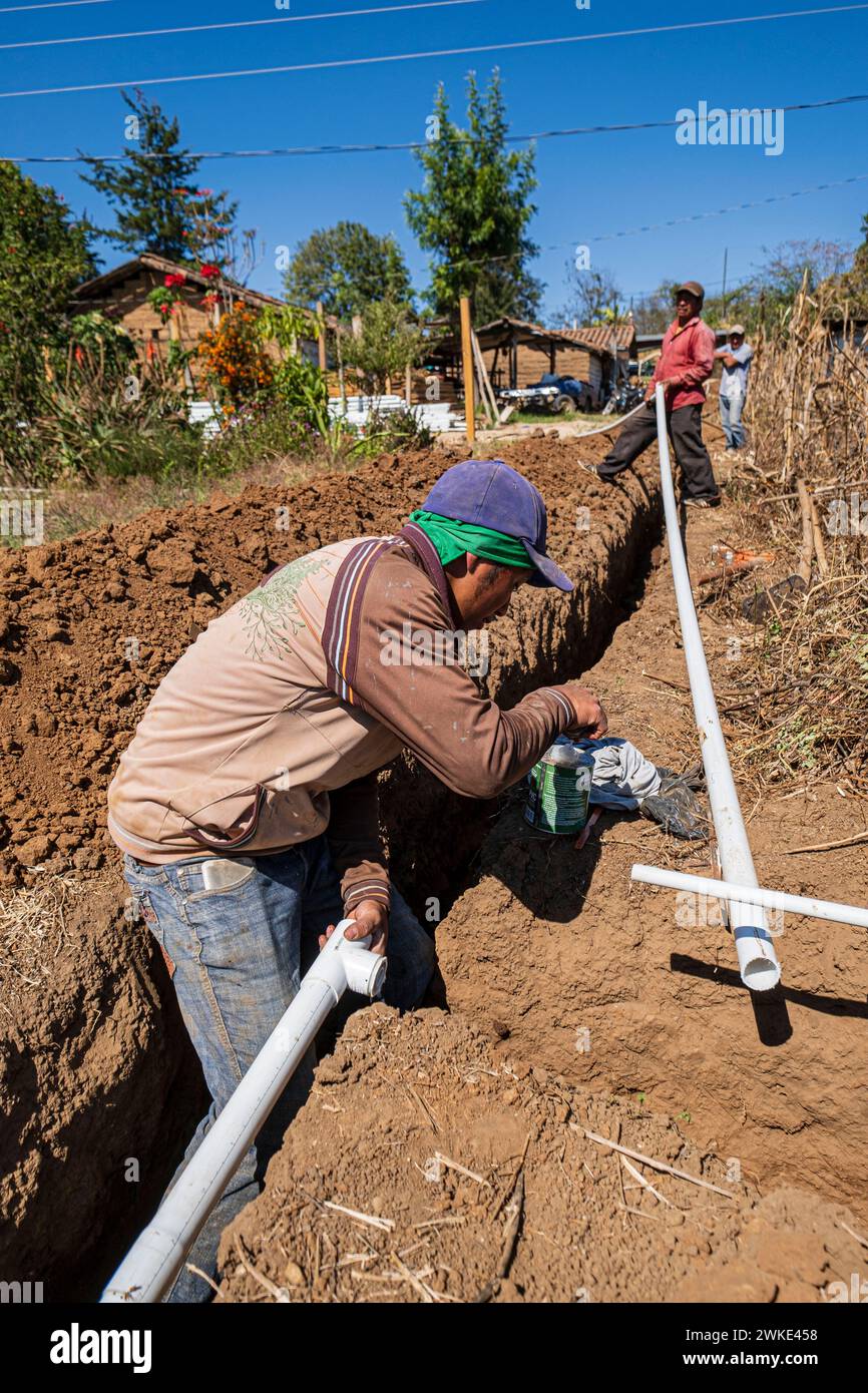 Construccion comunitaria de canalizaciones de agua potabile, Xullmal, Guatemala, America centrale. Foto Stock