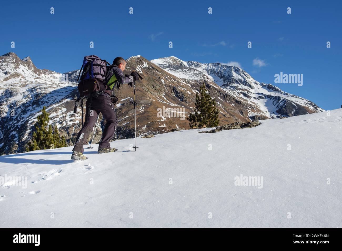 Bachimala (3,176 m), ascenso al puerto de la Madera, Huesca, Aragón, Cordillera de los Pirineos, Spagna. Foto Stock