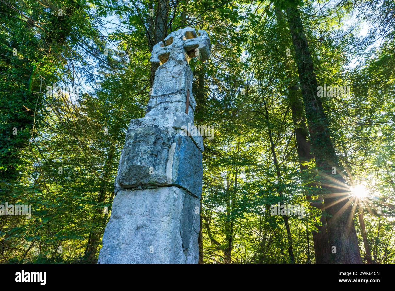 Croce dei pellegrini all'uscita di Roncesvalles, XIV secolo, strada di Santiago, Navarra, Spagna. Foto Stock