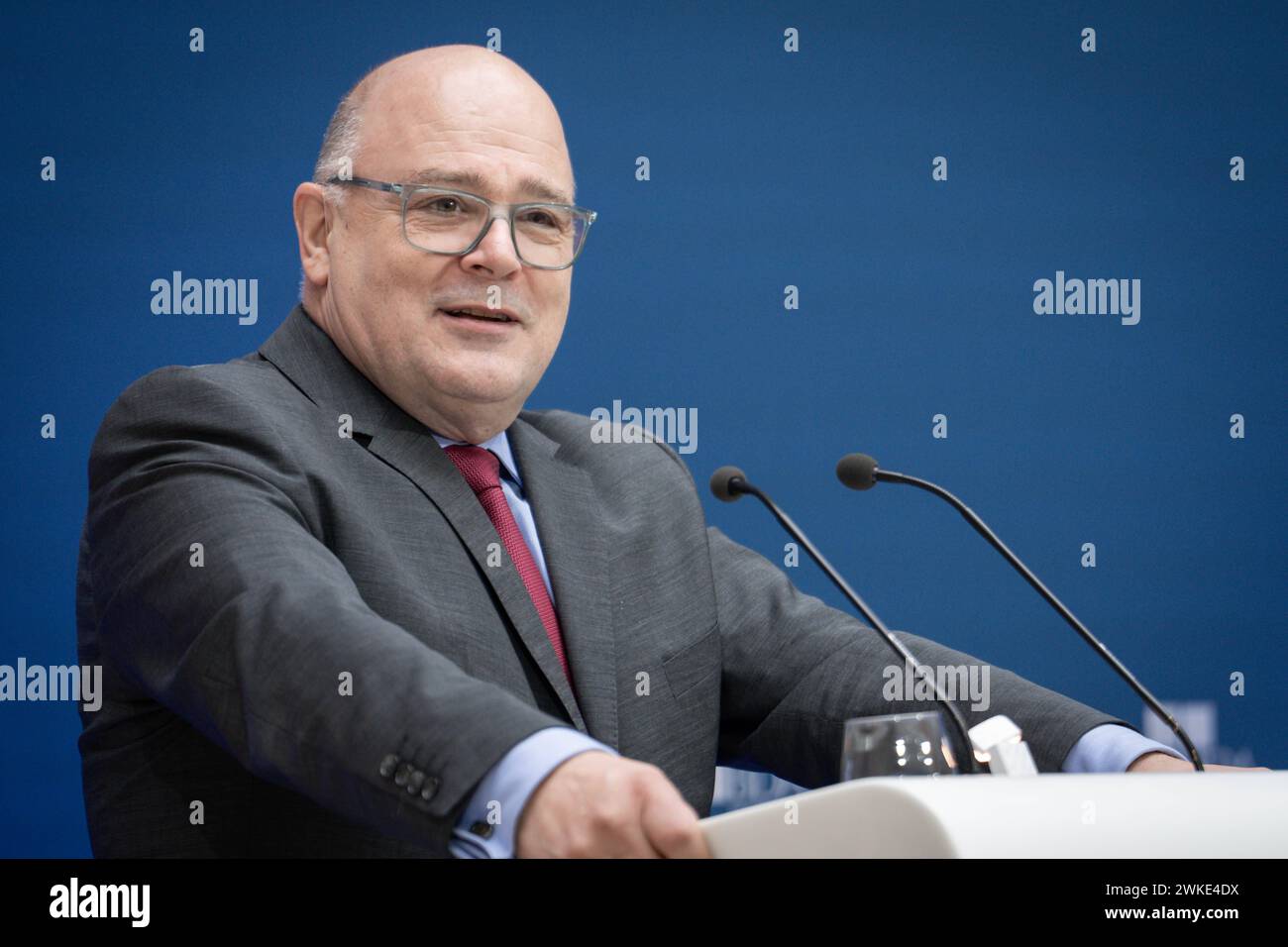 Bundesvereinigung der Deutschen Arbeitgeberverbaende e.V. - Konferenz zum Unternehmertum in Deutschland Steffen Kampeter Geschaeftsfuehrer, Bundesvereinigung der Deutschen Arbeitgeberverbaende bei seinen Grussworten beim Symposium des BDA dem Bundesvereinigung der Deutschen 20.02.2024 Berlin Berlin Deuschland *** Confederazione delle associazioni tedesche dei datori di lavoro e V Conferenza sull'imprenditorialità in Germania Steffen Kampeter Amministratore delegato, Confederazione delle associazioni tedesche dei datori di lavoro durante il suo welcome Foto Stock