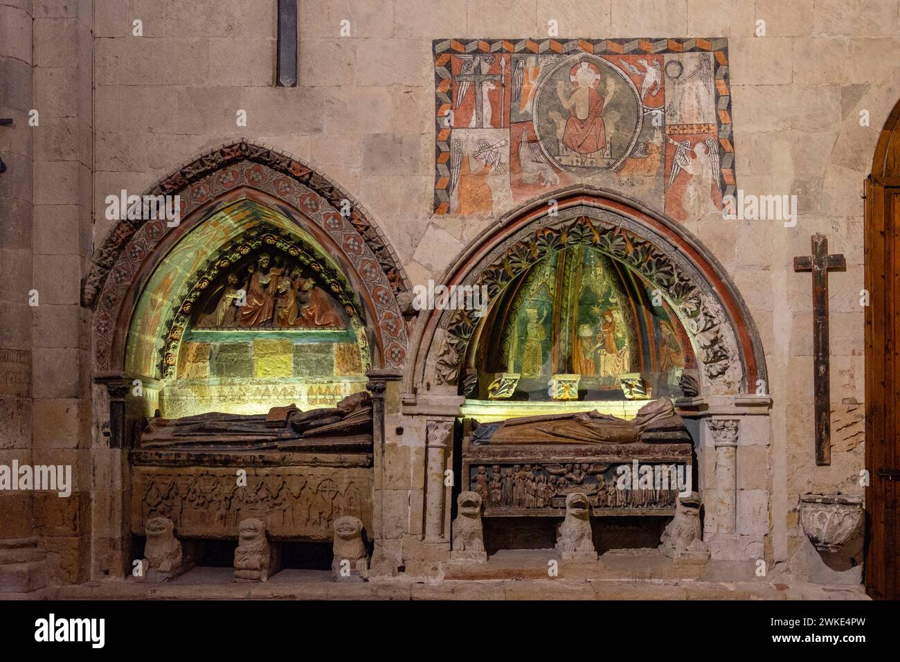 Sepolcros y pinturas murales en el brazo sur del crucero. Catedral de la Asunción de la Virgen, catedral vieja, Salamanca, comunidad autónoma de Castilla y León, Spagna. Foto Stock