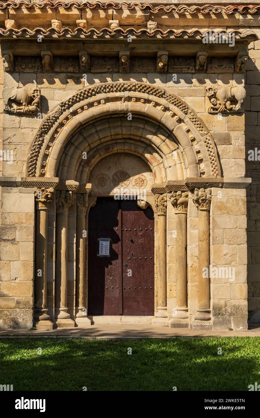 Chiesa romanica di San Martin de Tours di Artaiz, valle di Unciti, Artaiz, Navarra, Spagna. Foto Stock