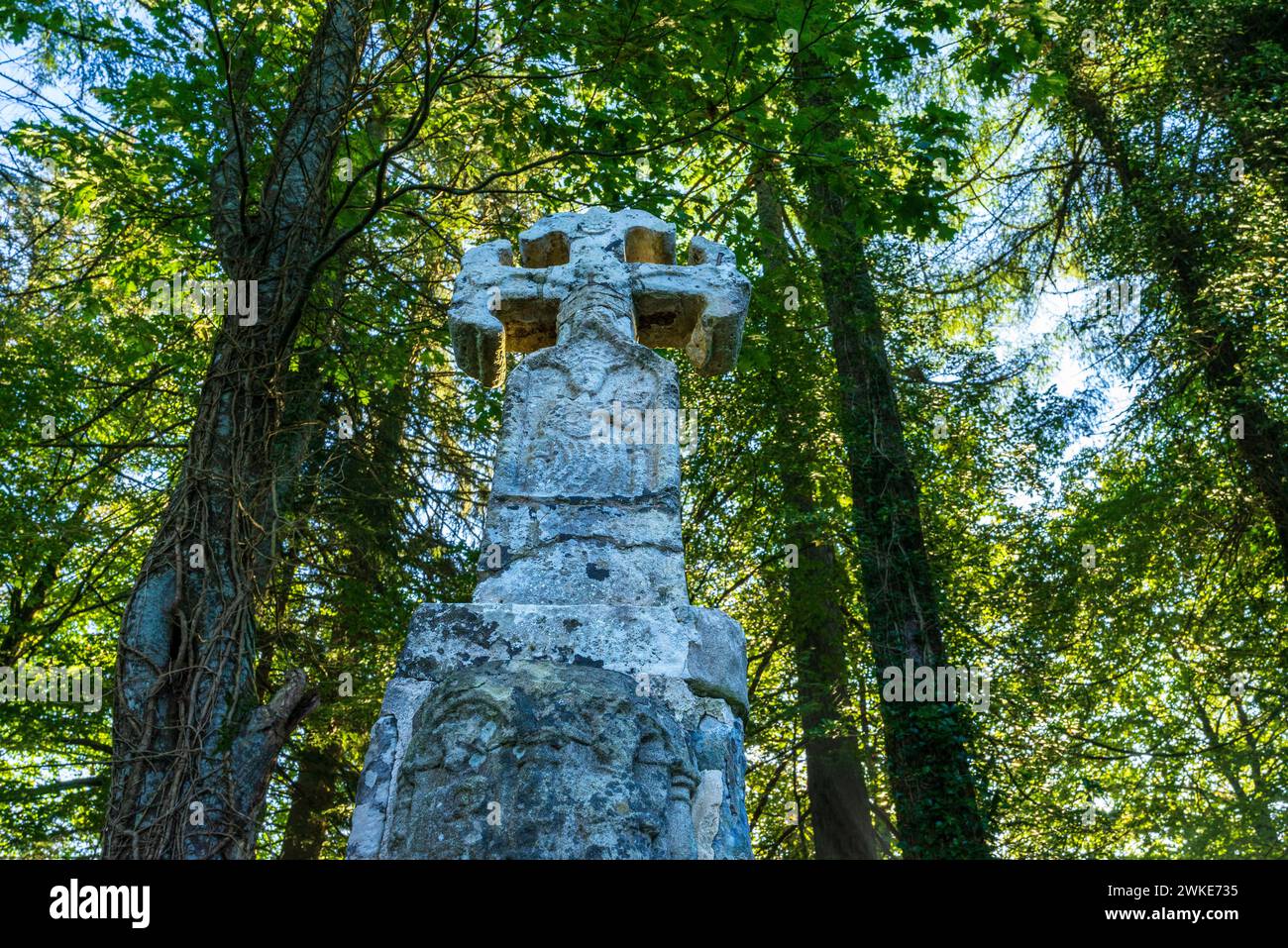 Croce dei pellegrini all'uscita di Roncesvalles, XIV secolo, strada di Santiago, Navarra, Spagna. Foto Stock